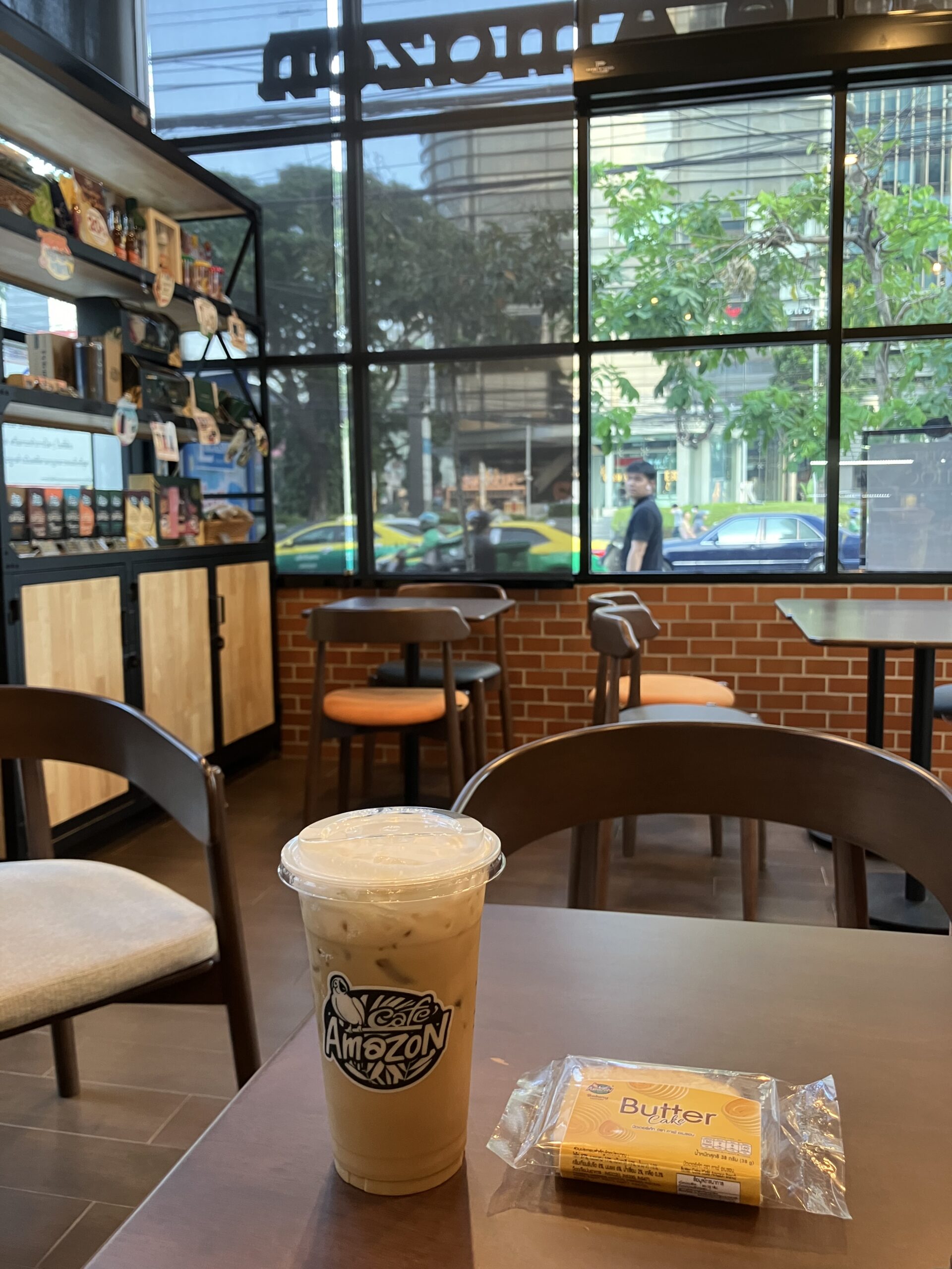 Cafe Amazonのラテアマゾン70THBとバターケーキ30THB