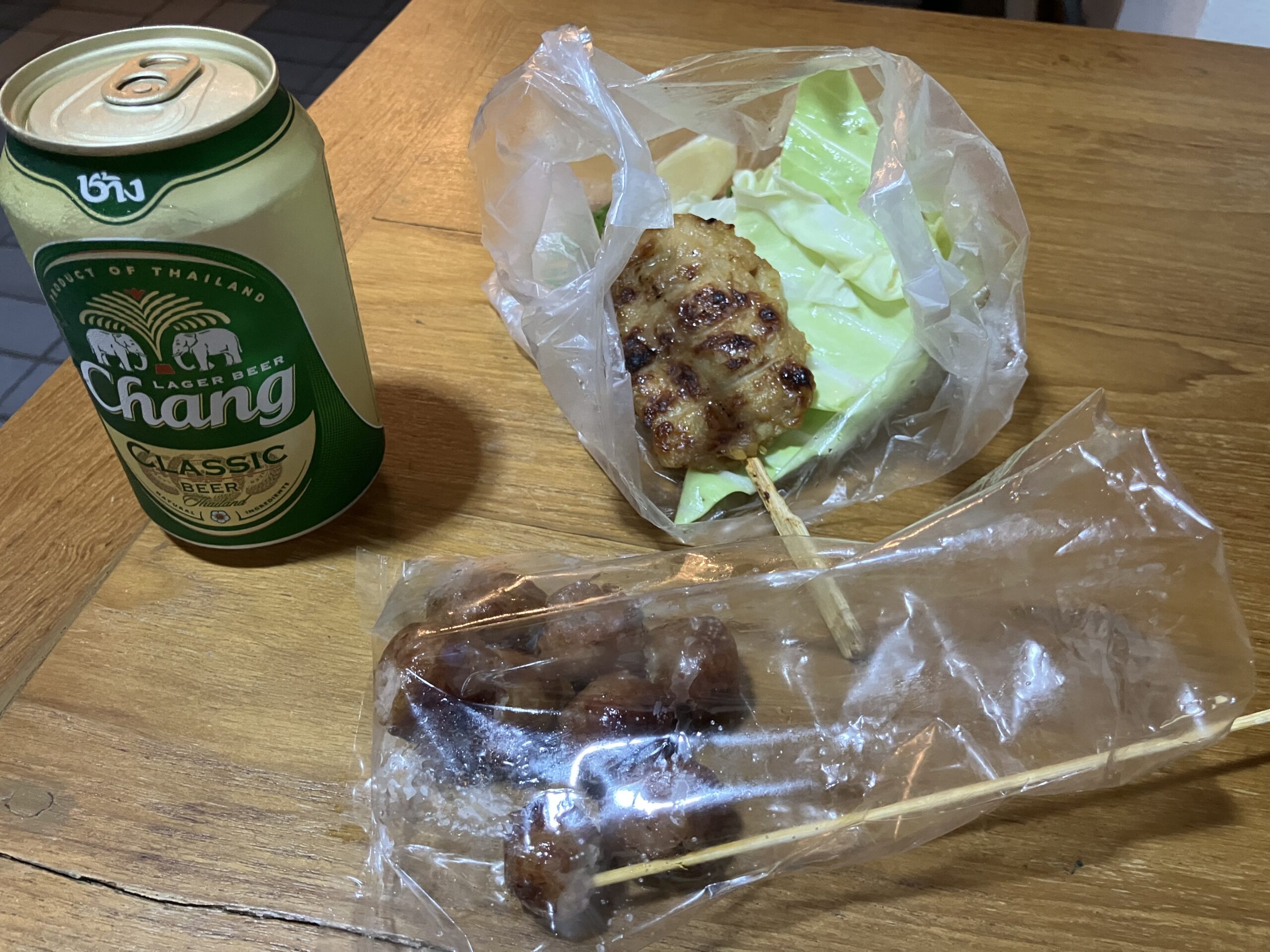 肉団子串10THB×2本 20THBとムーピン10THB