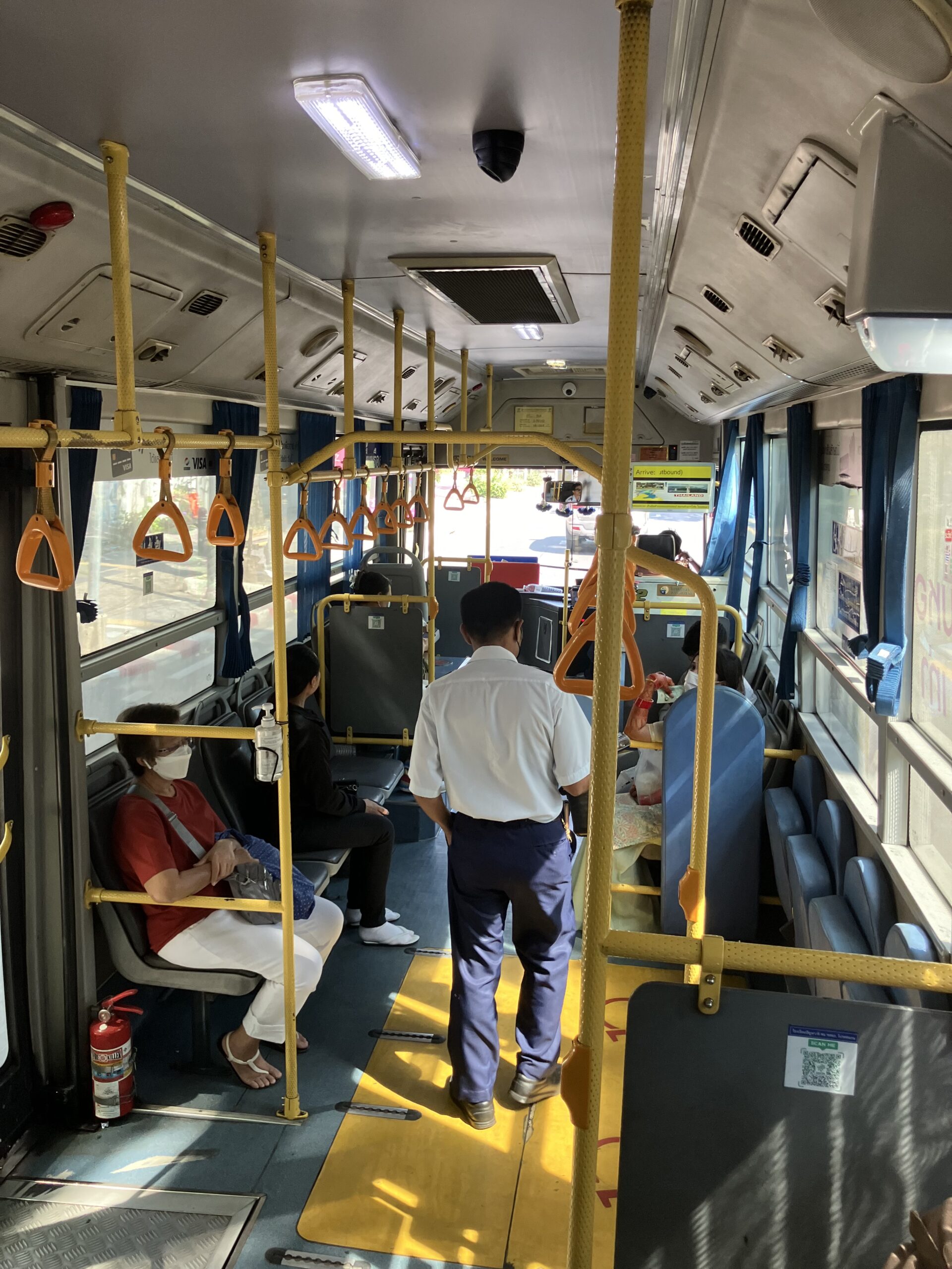 バンコク(Bangkok)のエアコンバス内