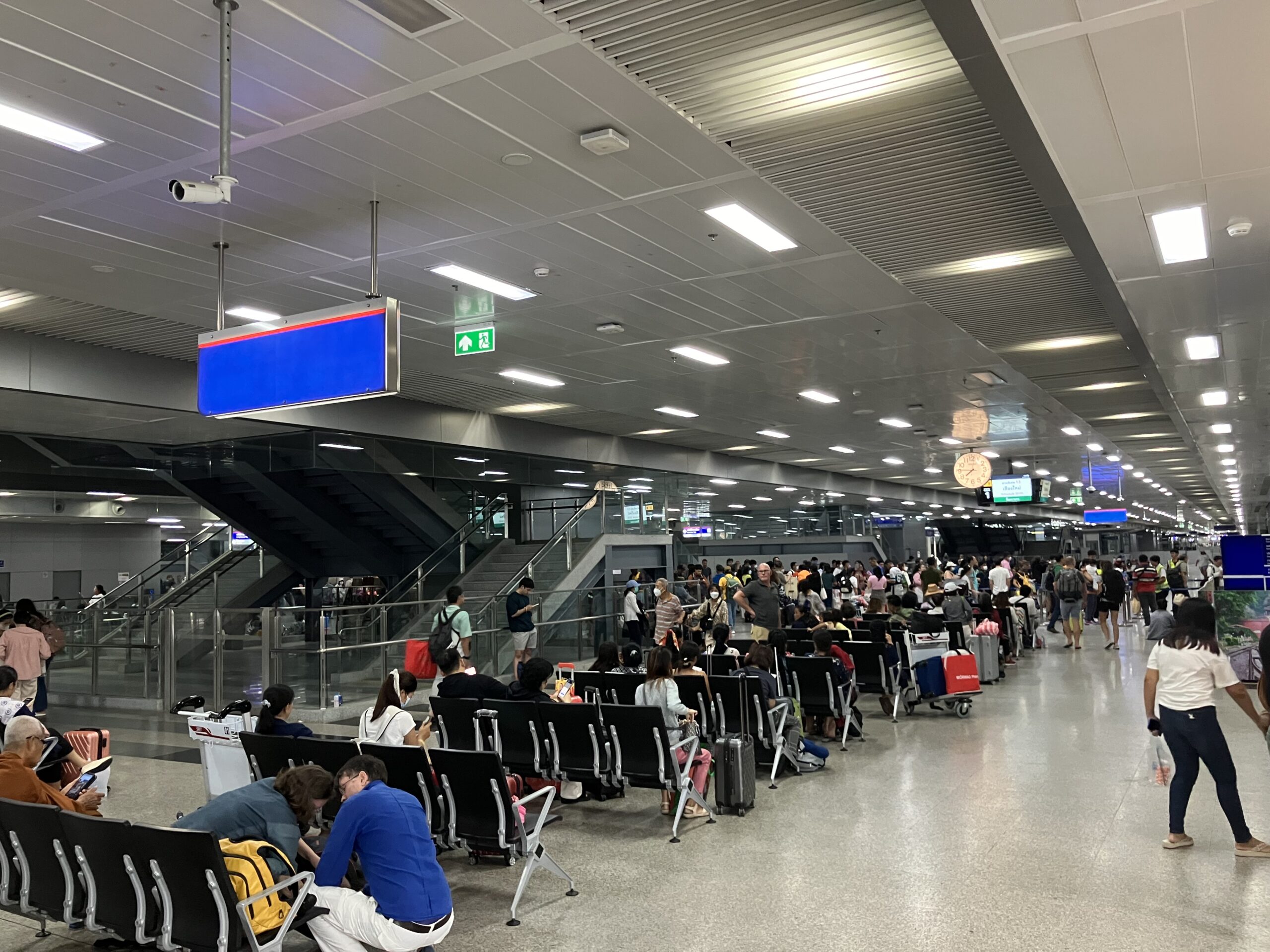 クルンテープ・アピワット中央駅の待合所