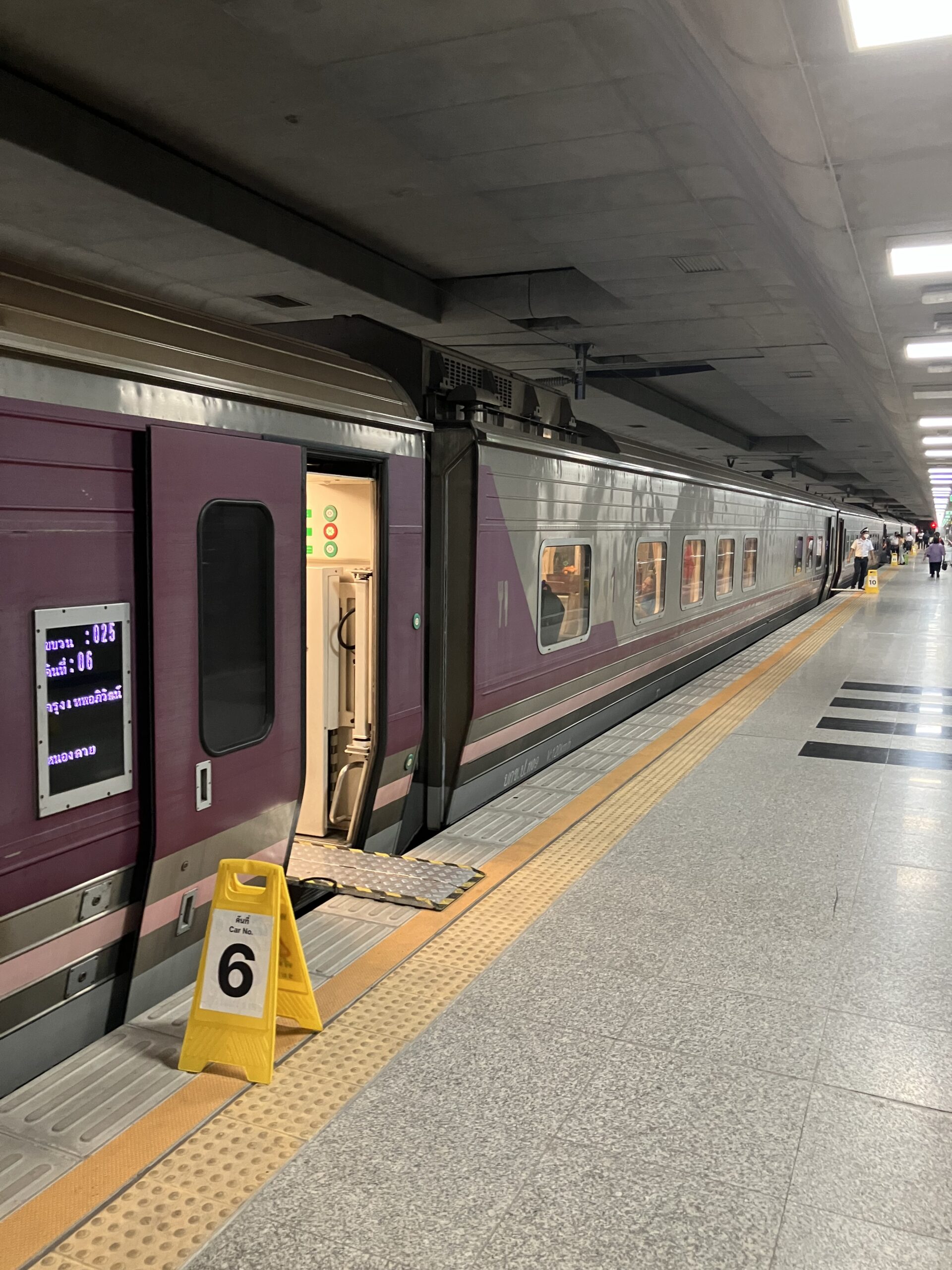 クルンテープ・アピワット中央駅ホーム