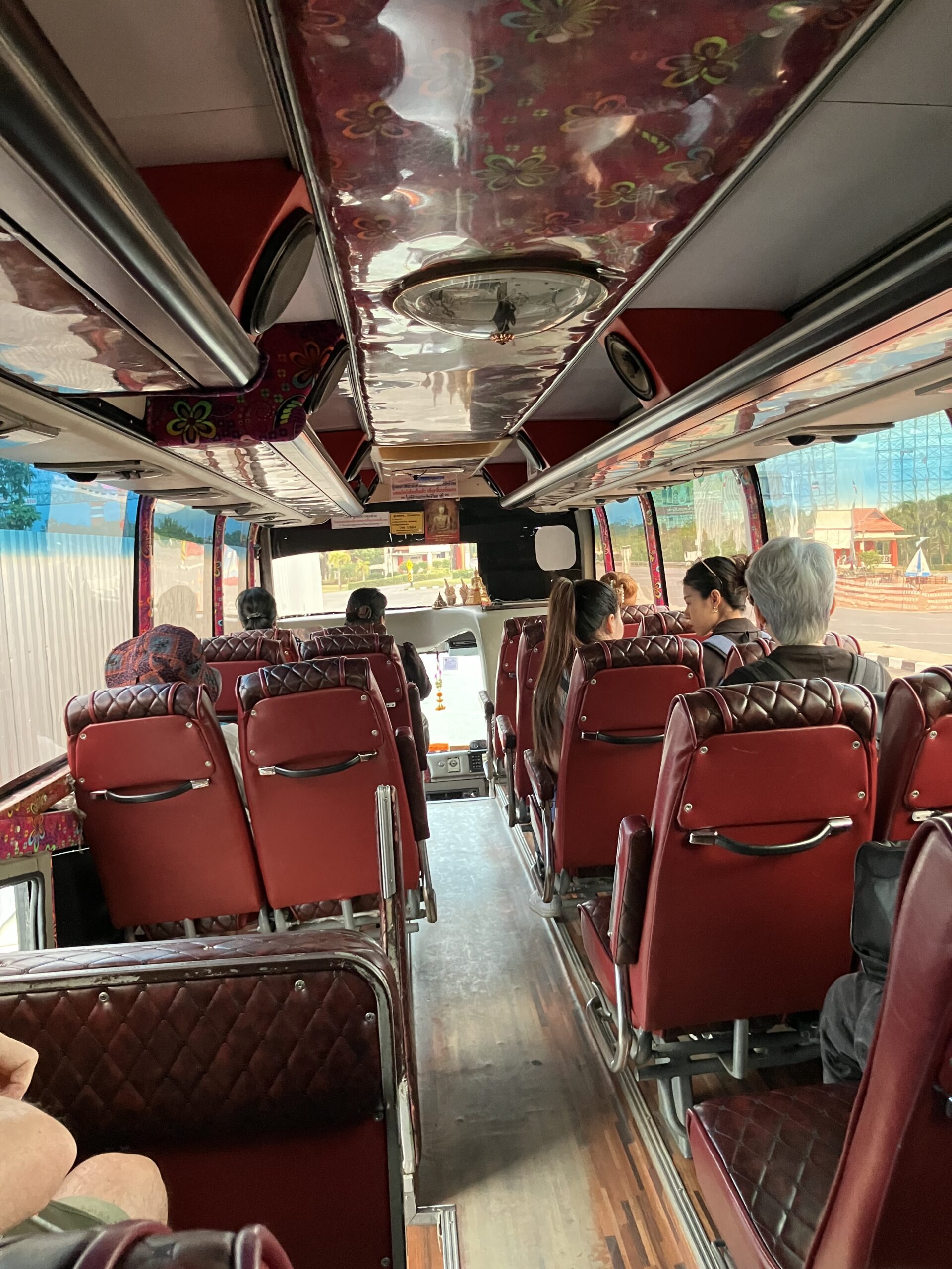 タイ・ラオス国境の橋を渡る為のバス