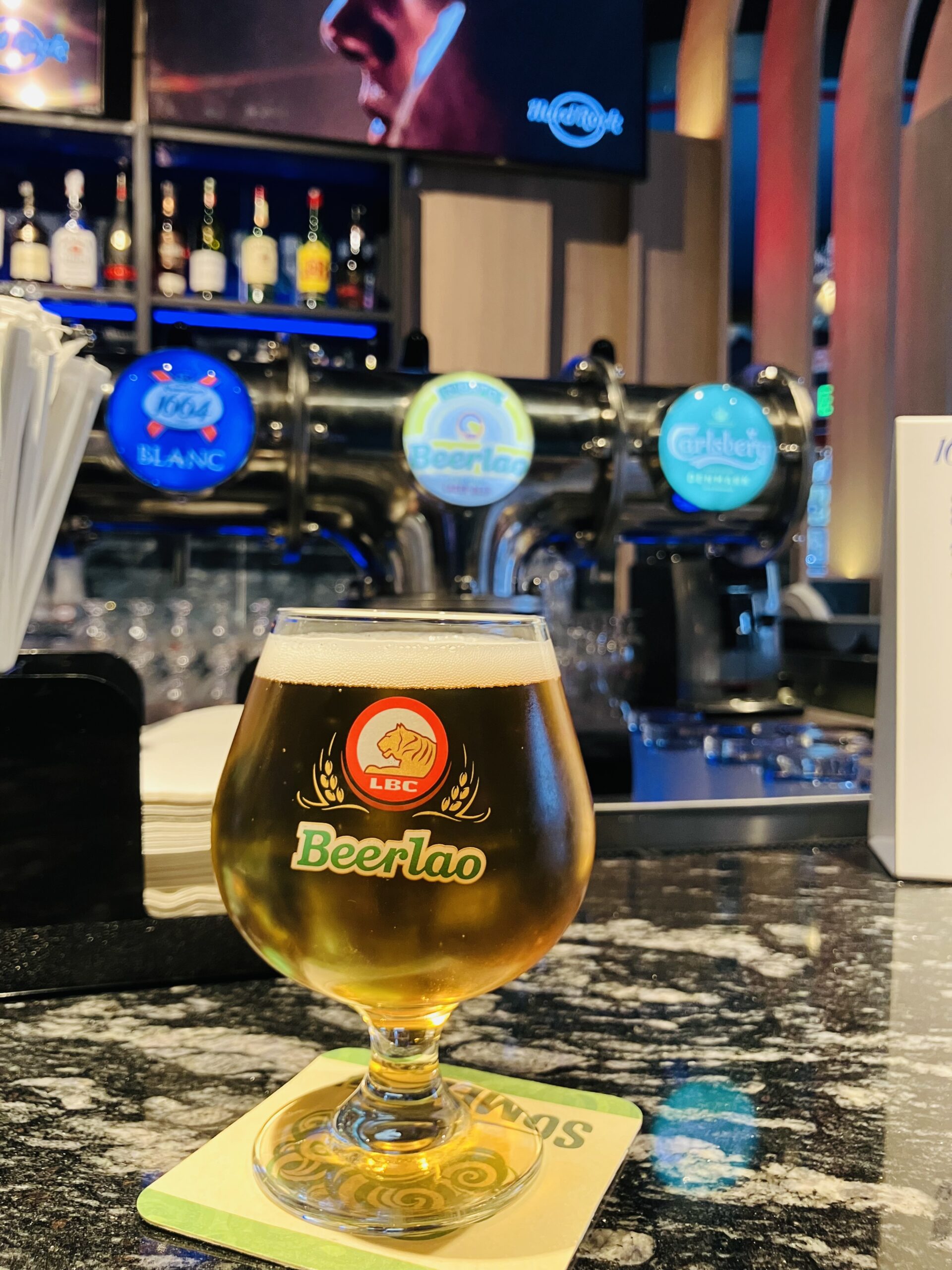 ハードロックカフェビエンチャンの生ビール 2杯で25,000LAK