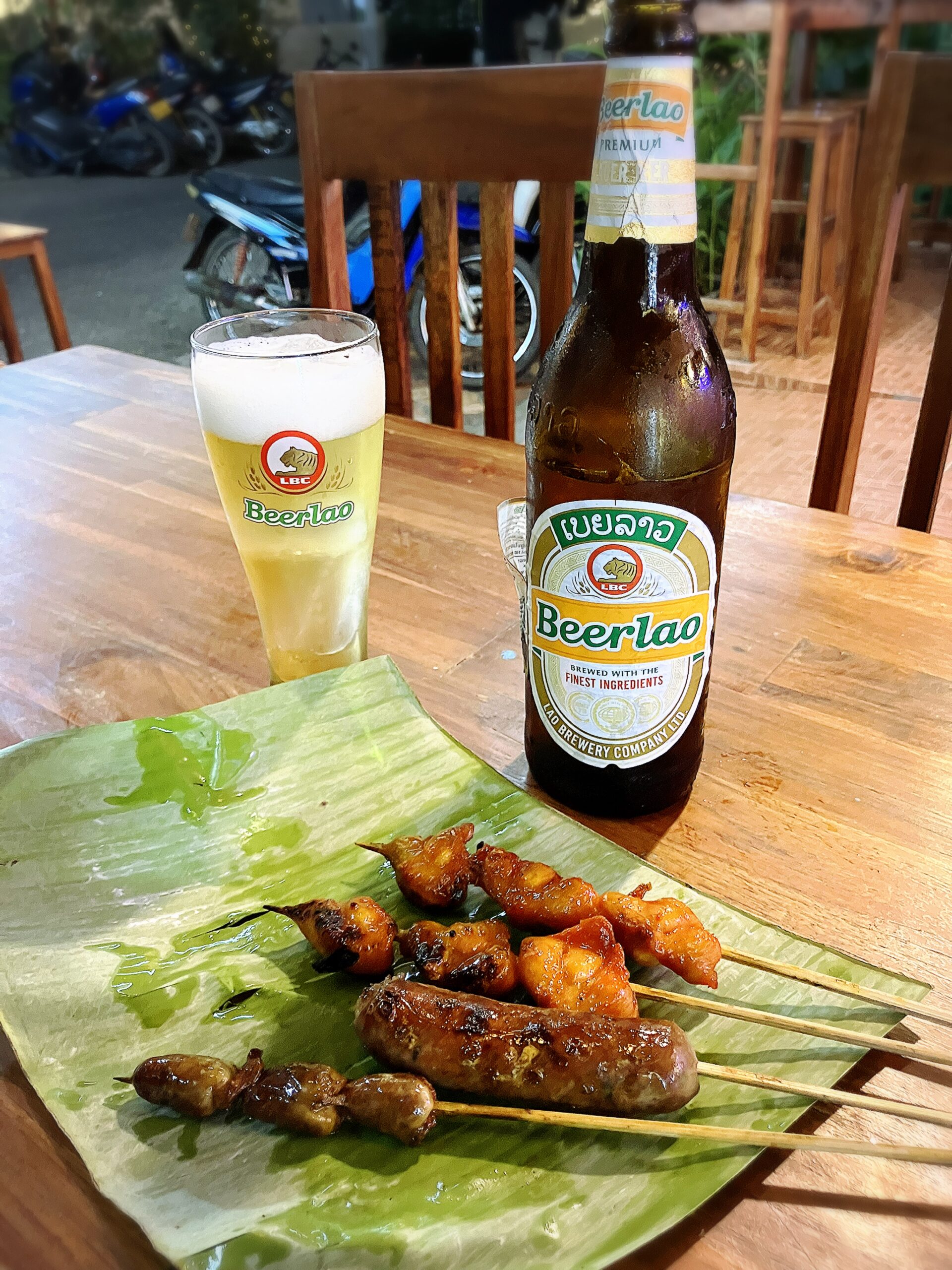 ボンジリ串×2本6,000LAK、ソーセージ串10,000LAK、砂肝串2,000LAK