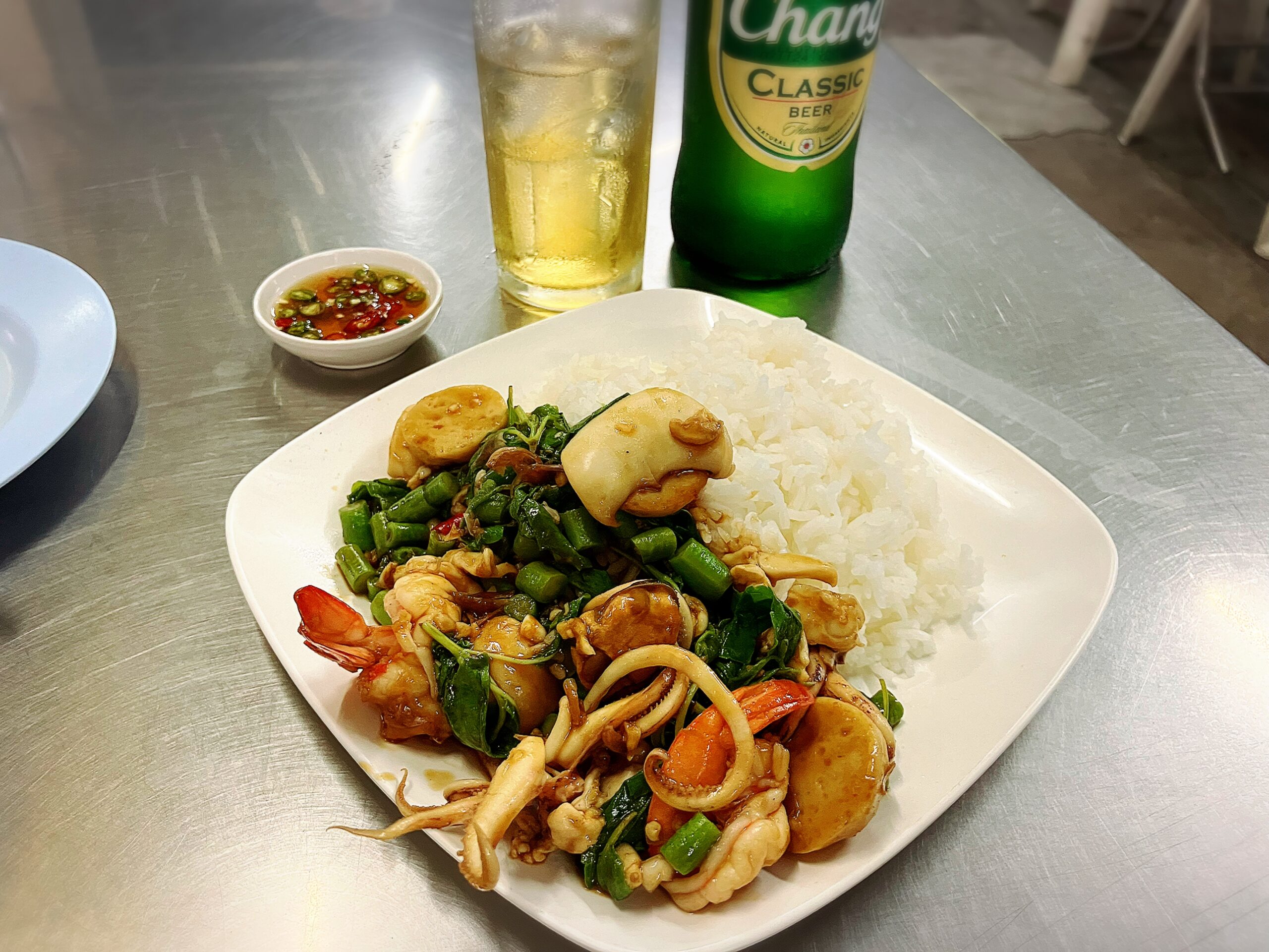 Phak Bung Loi Fha Pattaya Sai 3のシーフードガパオ70THB