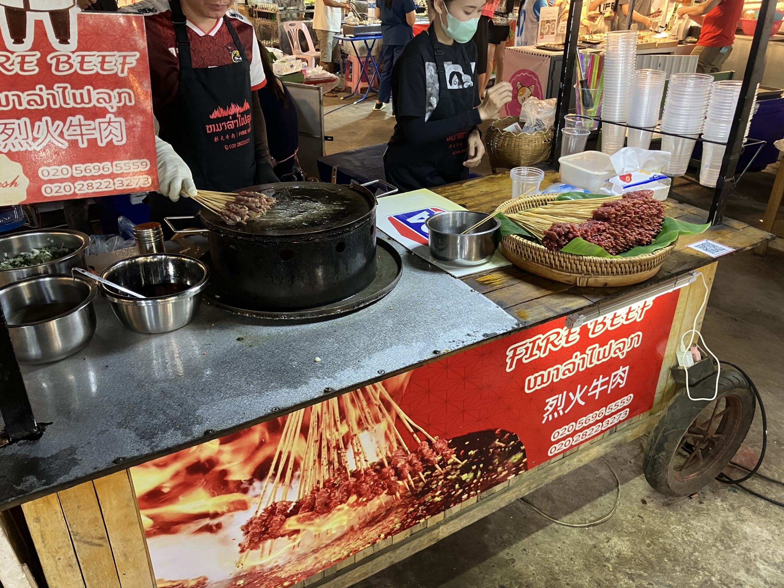 ビエンチャン(Vientiane)の夜市の牛串屋台