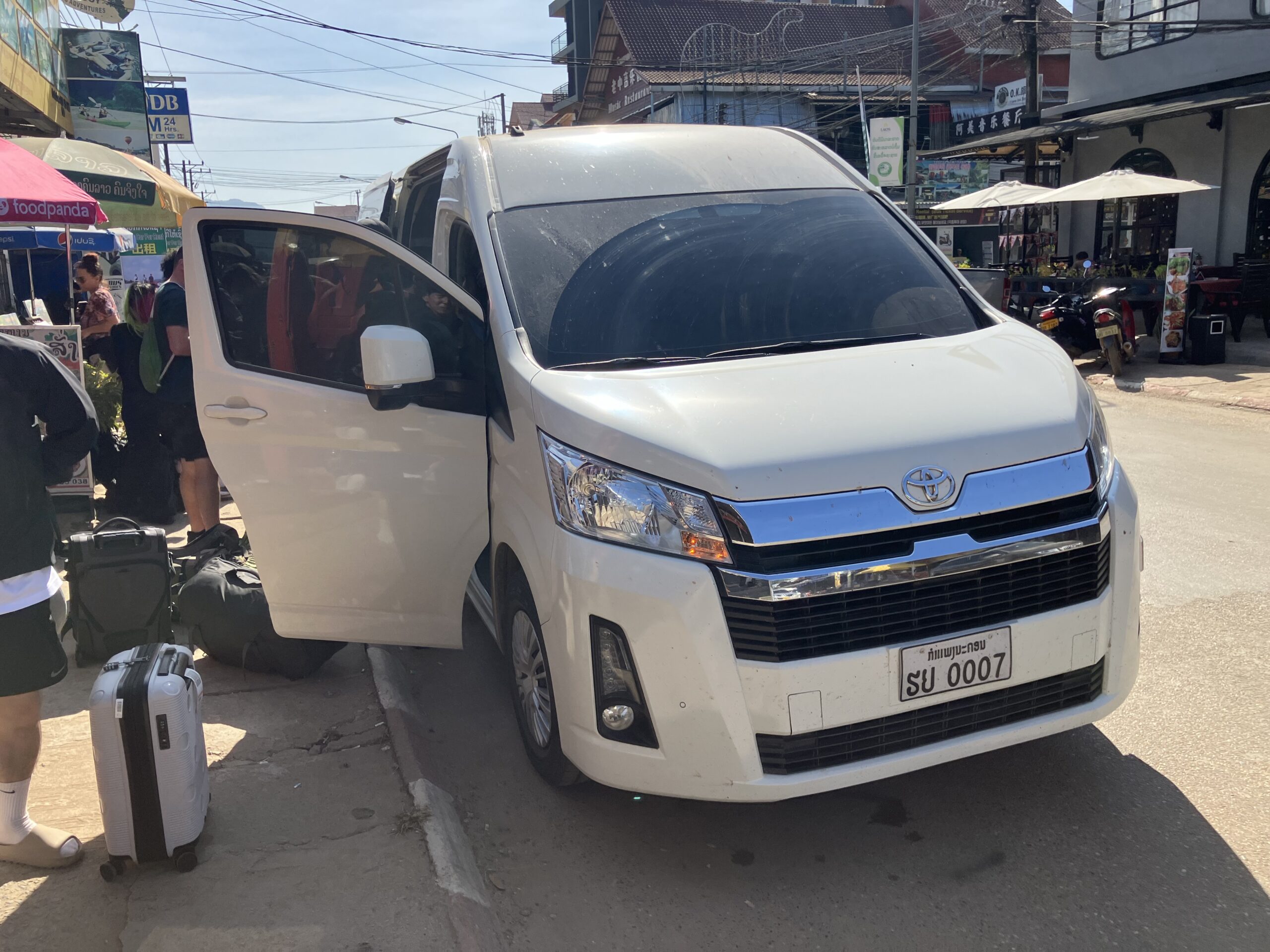 ヴァンビエン(Vang Vien)行のミニバン