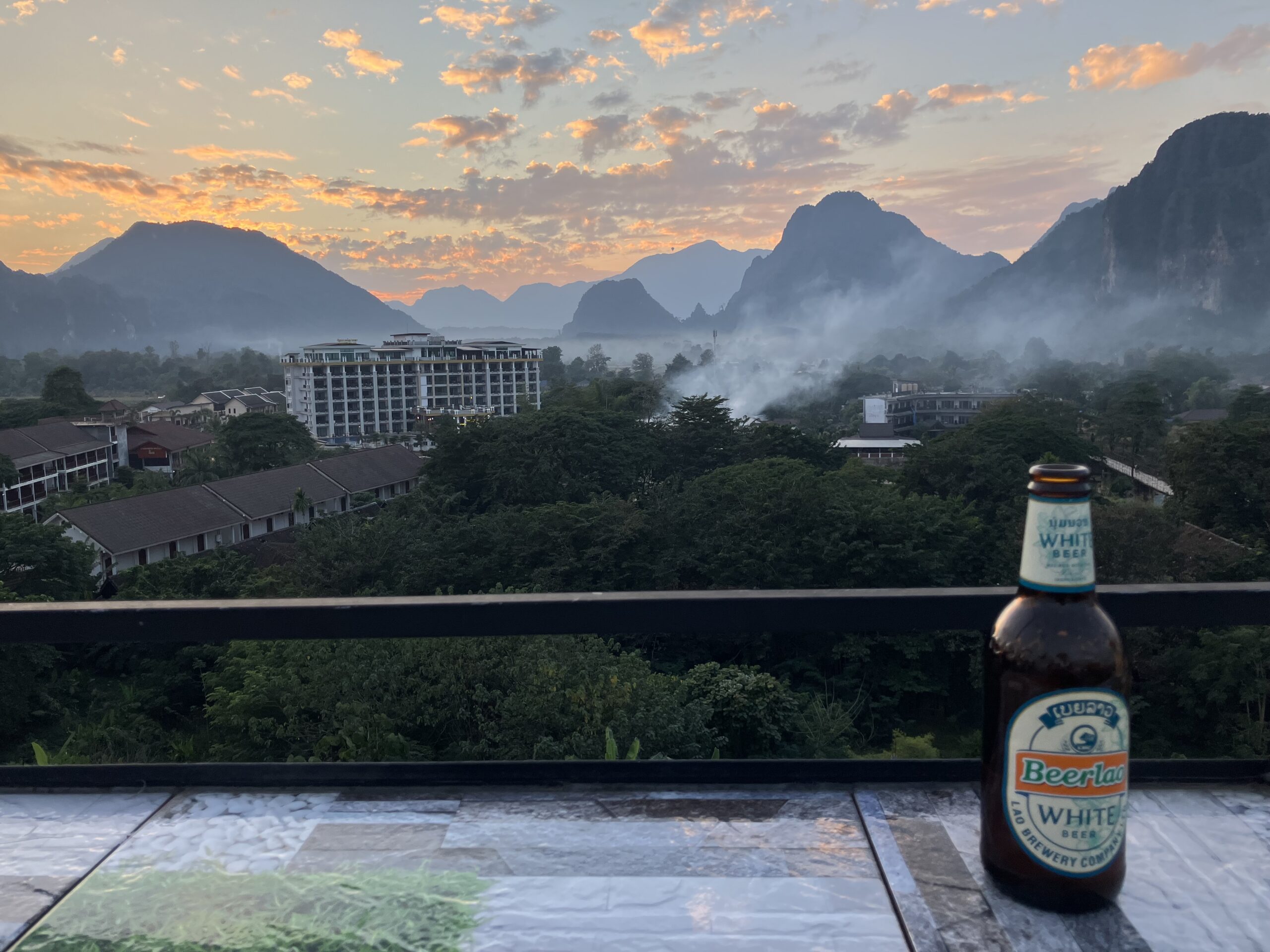 ビアラオホワイト BeerLaoWhite 小瓶330ml 30,000LAK