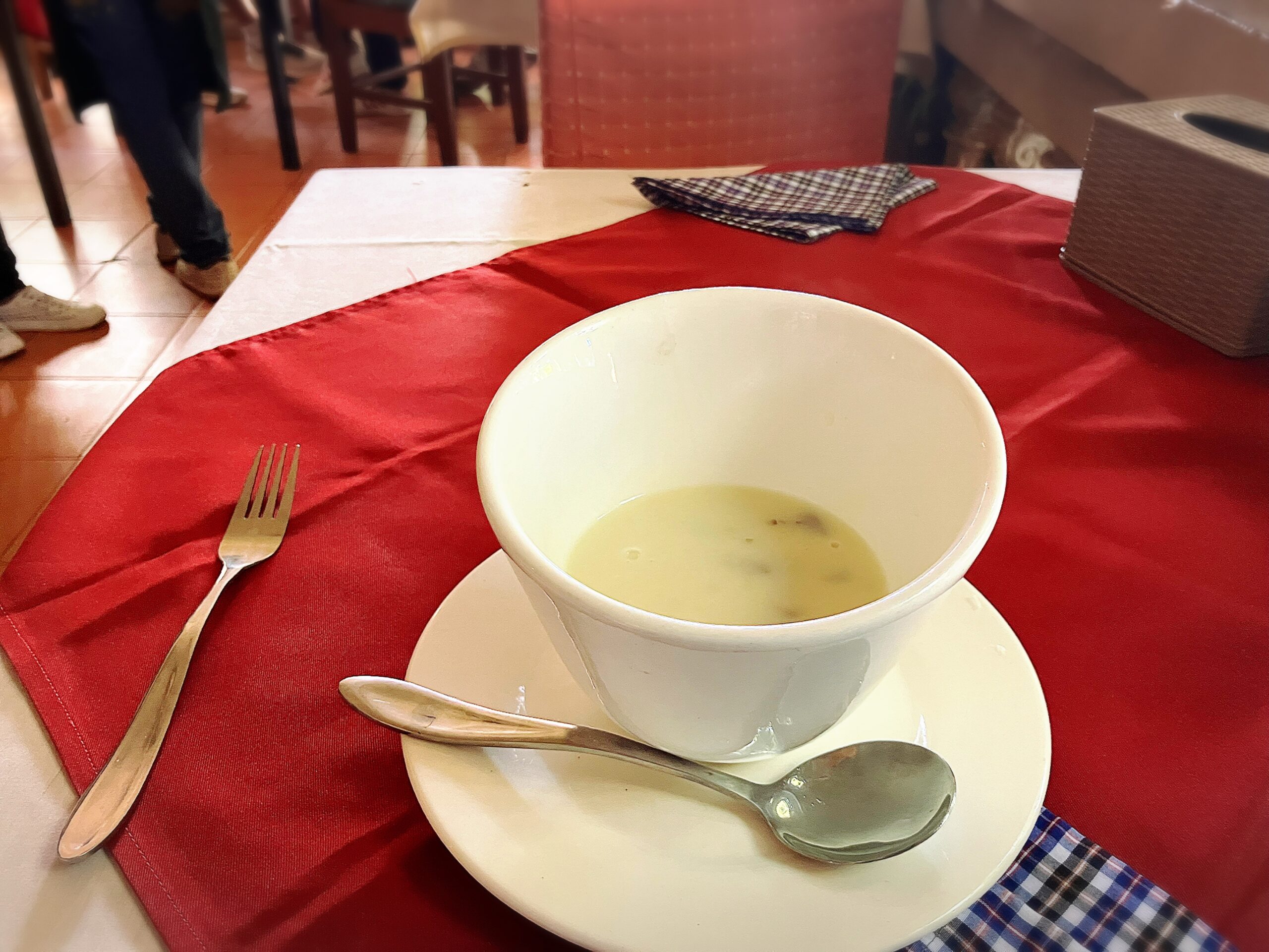 Le Vendome Restaurantの前菜 チキンスープ