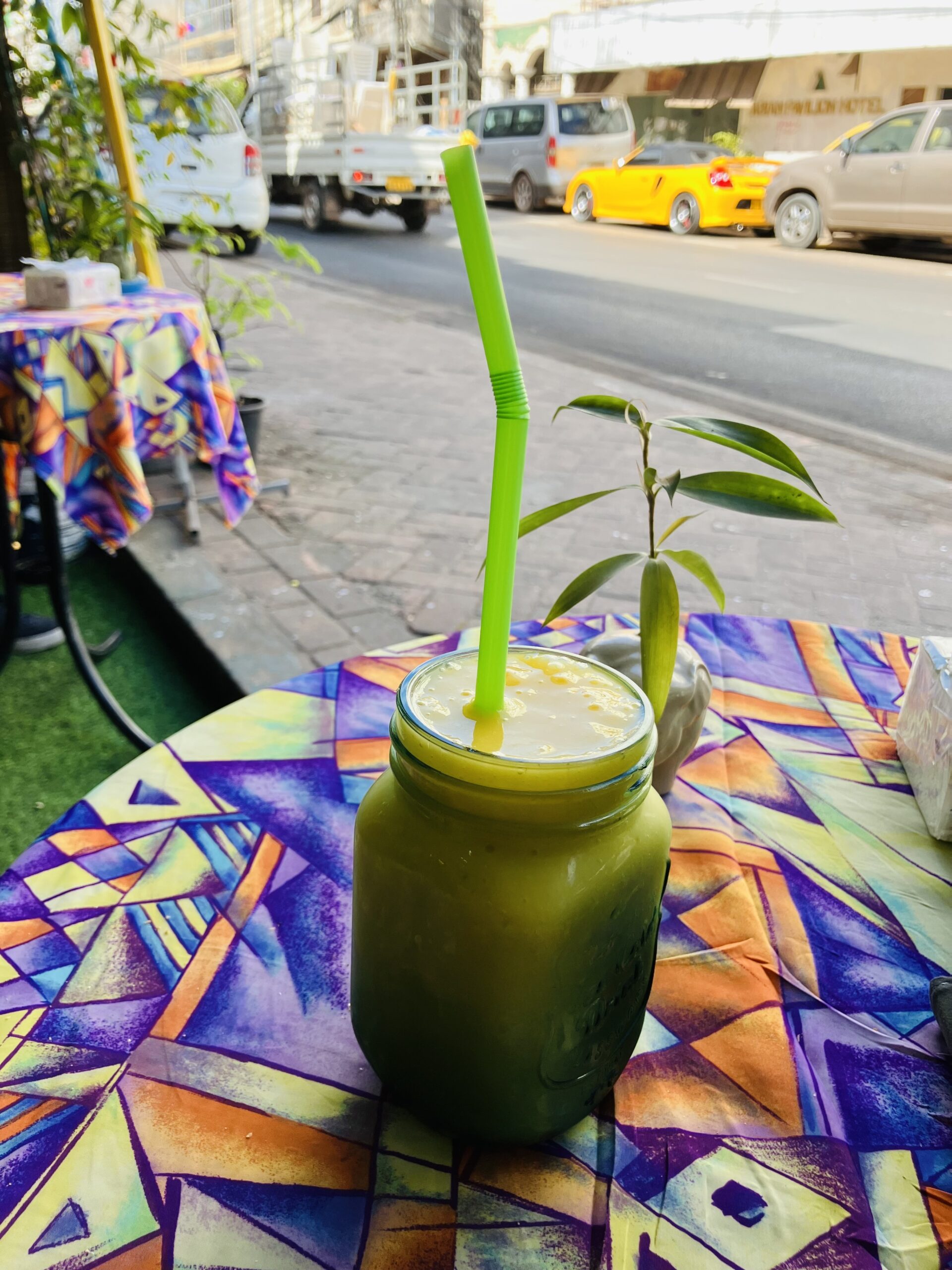 House of Fruit Shakesのマンゴーバナナパイナップルシェイク25,000LAK