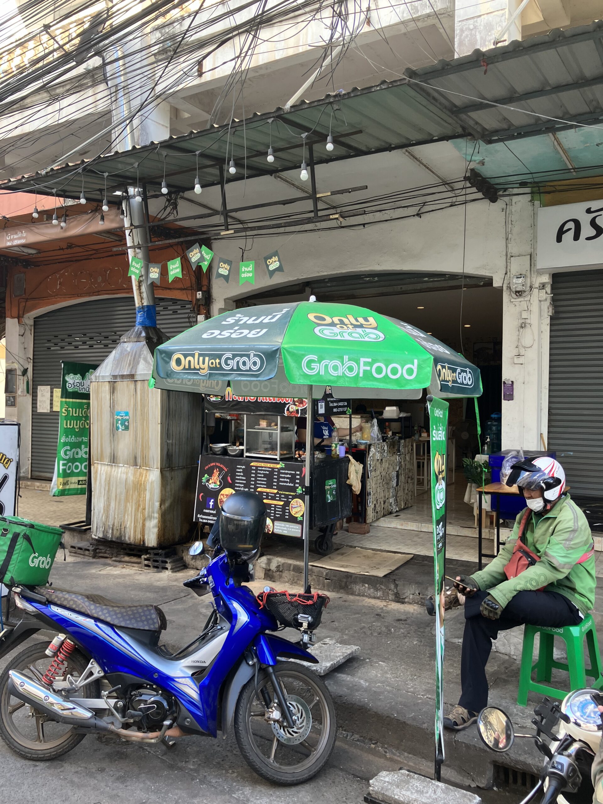 宿近くのガパオ屋