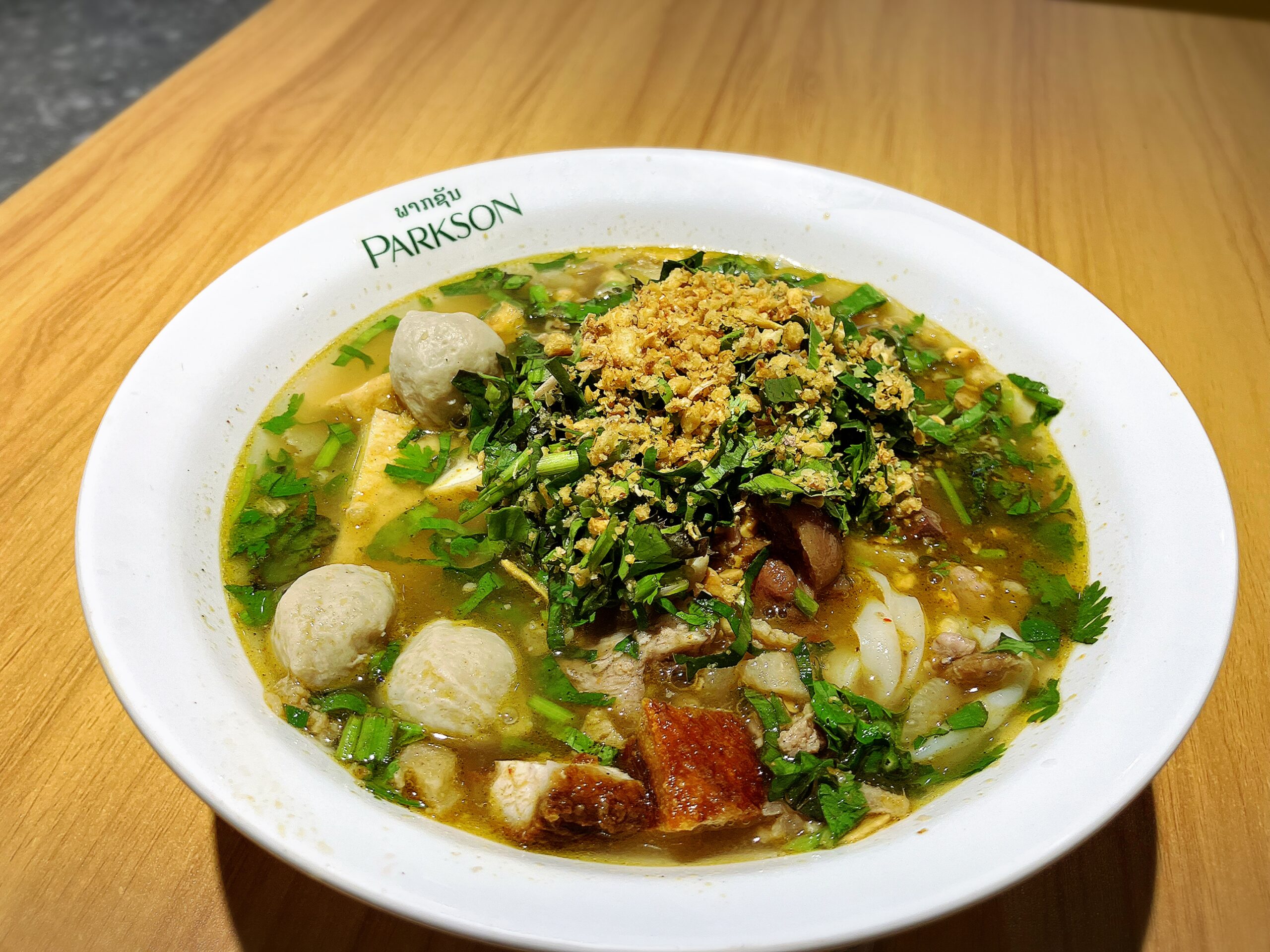 パークソンのフードコートのカオソーイ 35,000LAK