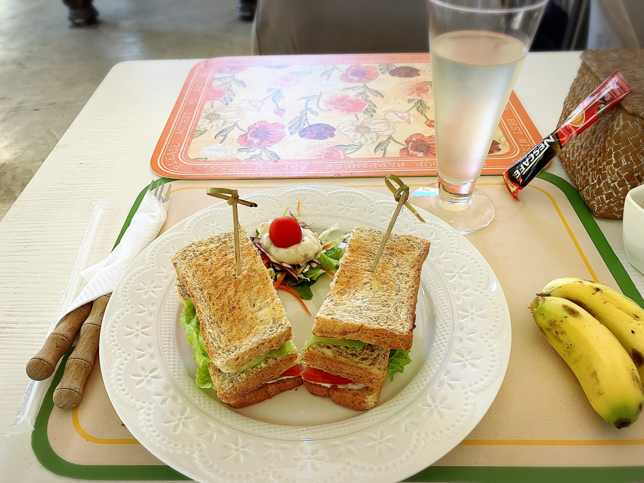 SYRI Guesthouse Vientiane Hostel & Cafeの朝飯は、ベーコンサンドイッチ