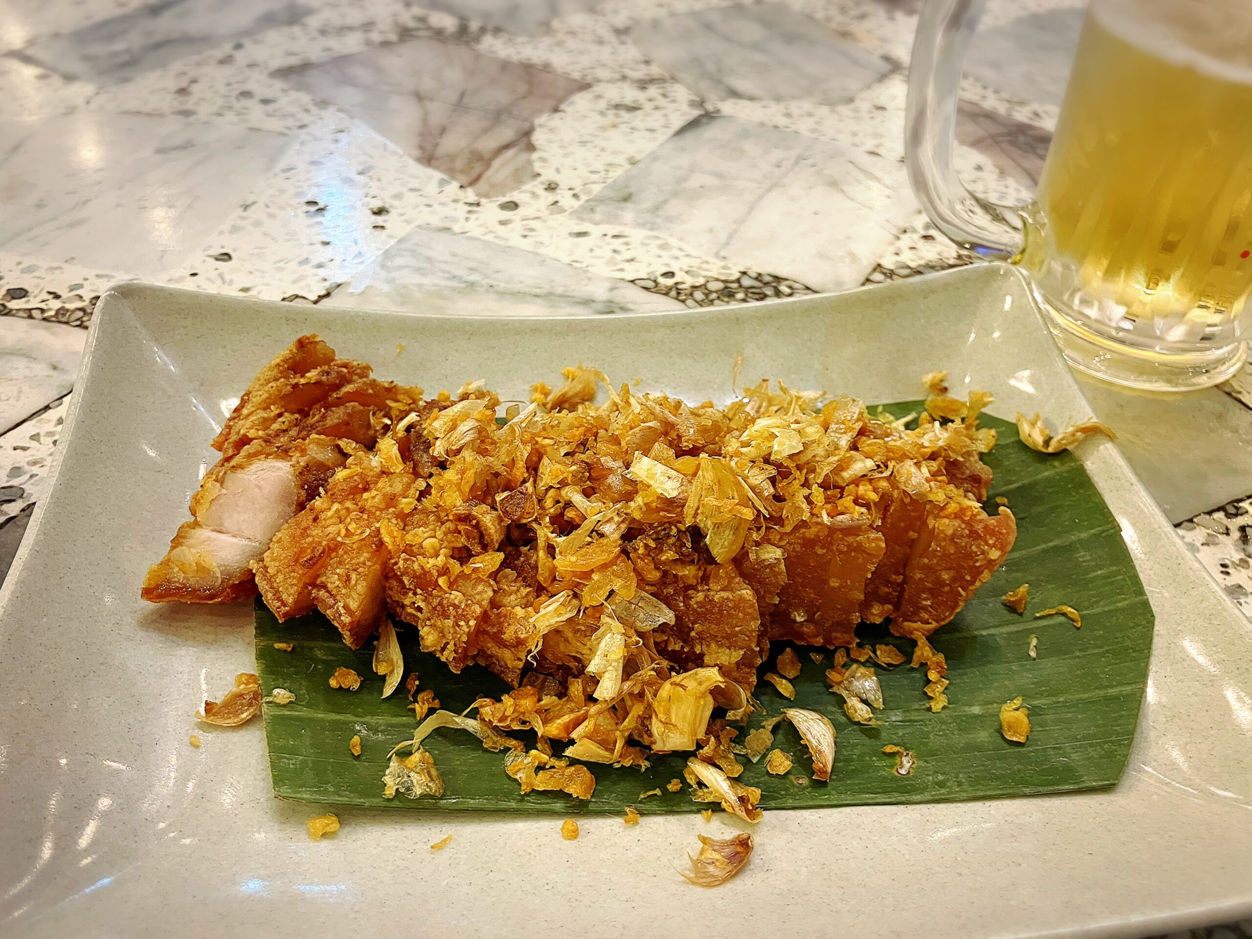 イサーン風揚げ豚肉の揚げニンニクかけ59THB