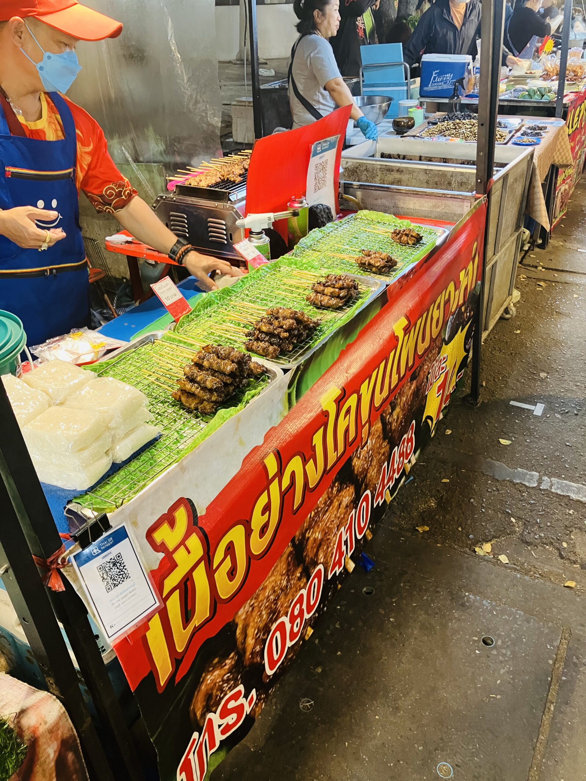 UDタウン内の屋台の焼き羊串屋台