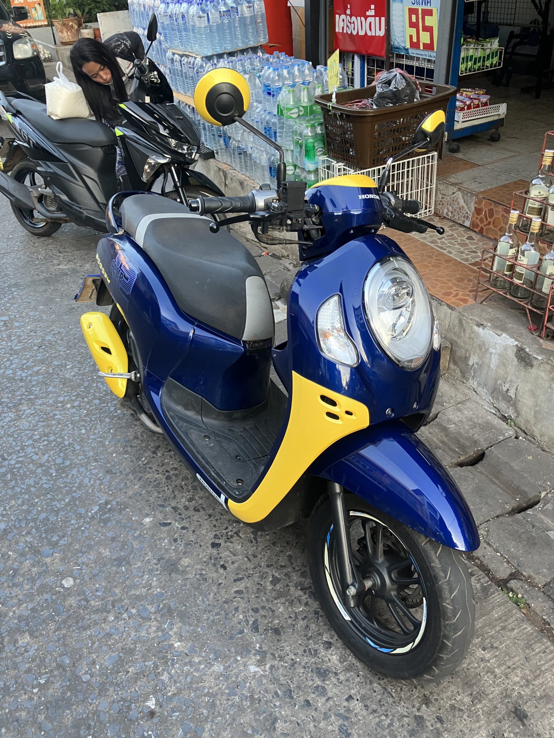 1日24時間で300THBのレンタルバイク