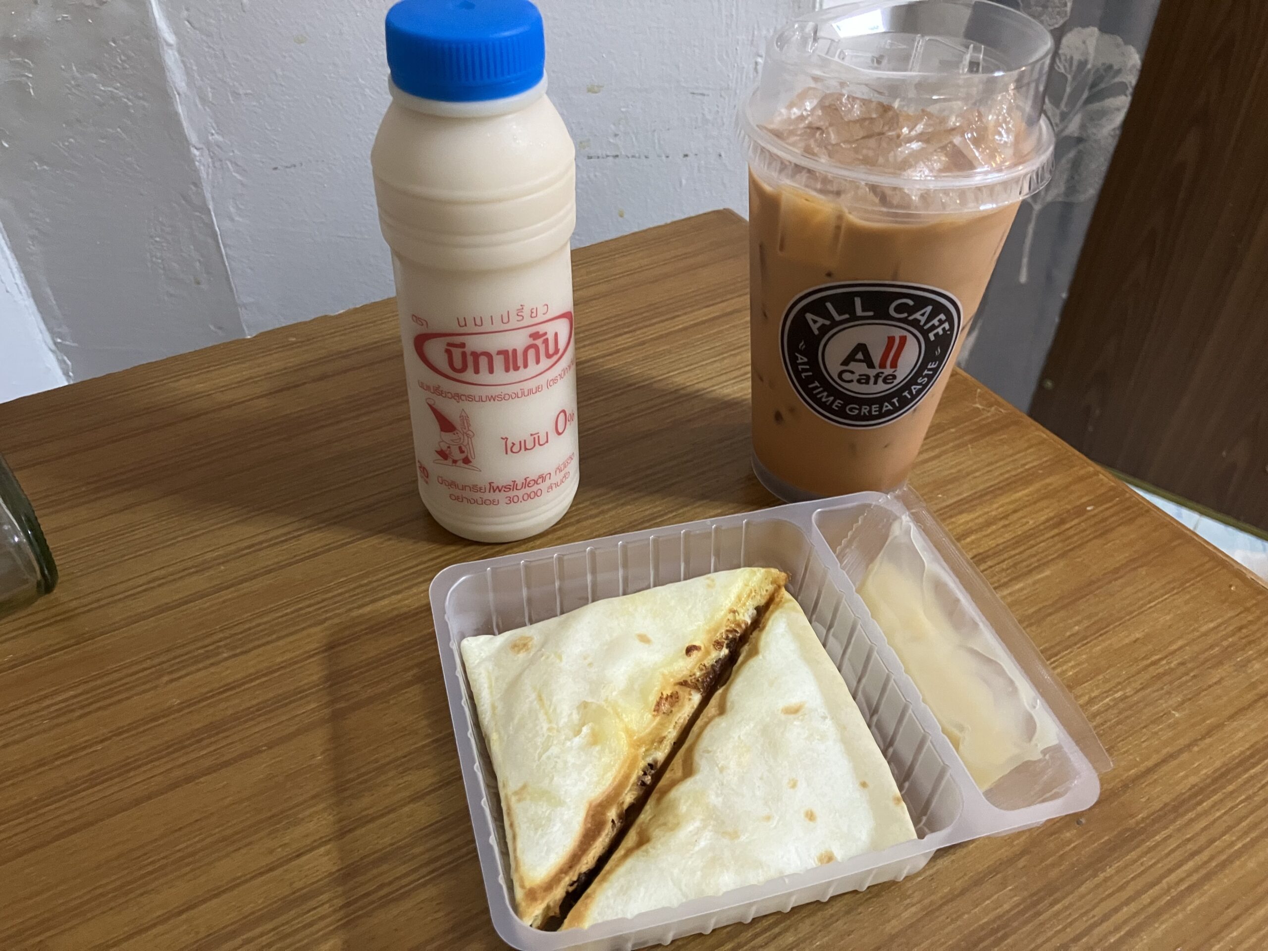 セブンイレブンのアイスタイティー25THBとベトーゲン20THBとチーズエッグロティ27THB