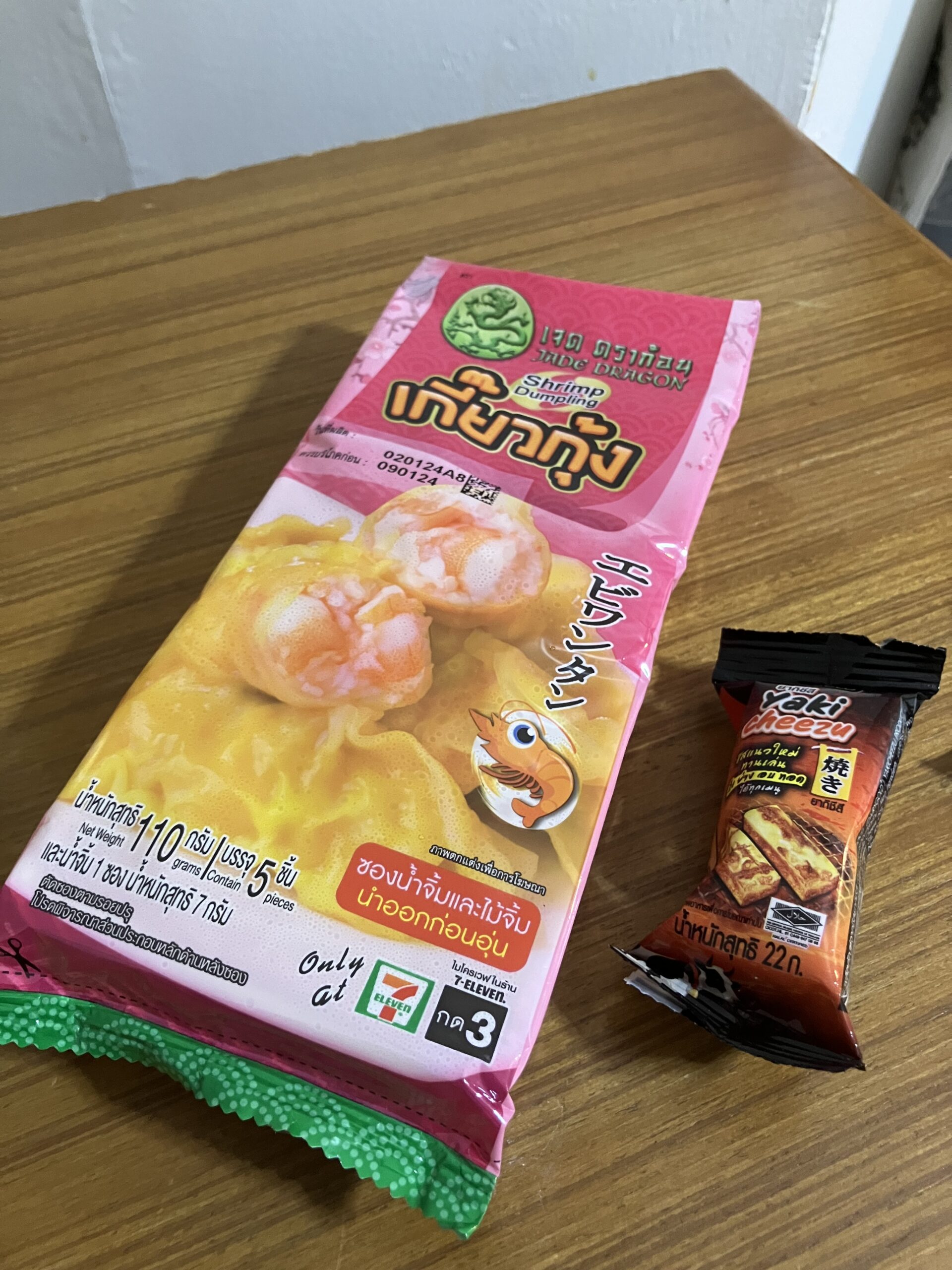 セブンイレブンのエビワンタン36THBと焼きチーズ19THB