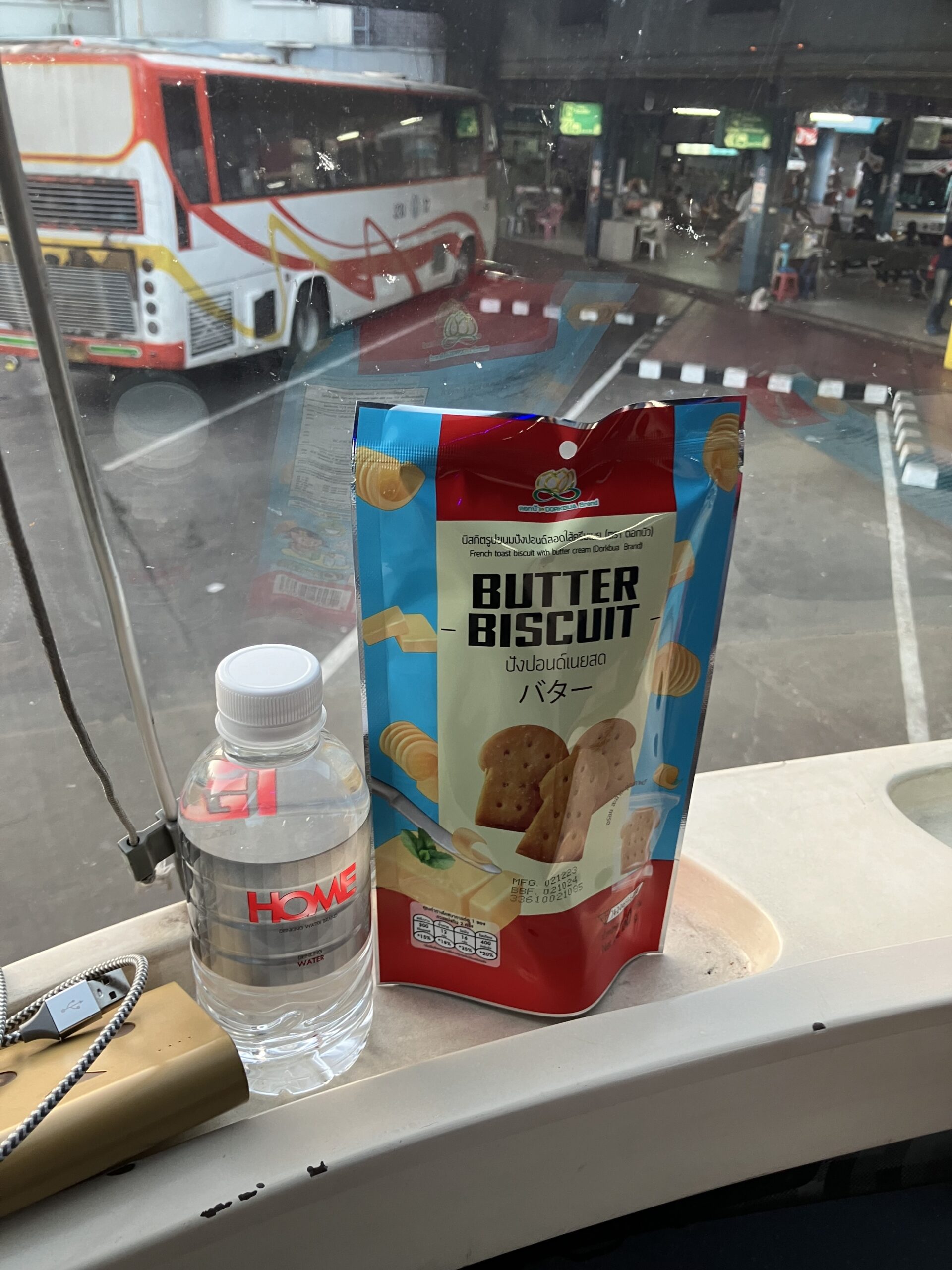 夜行バスのお菓子と水