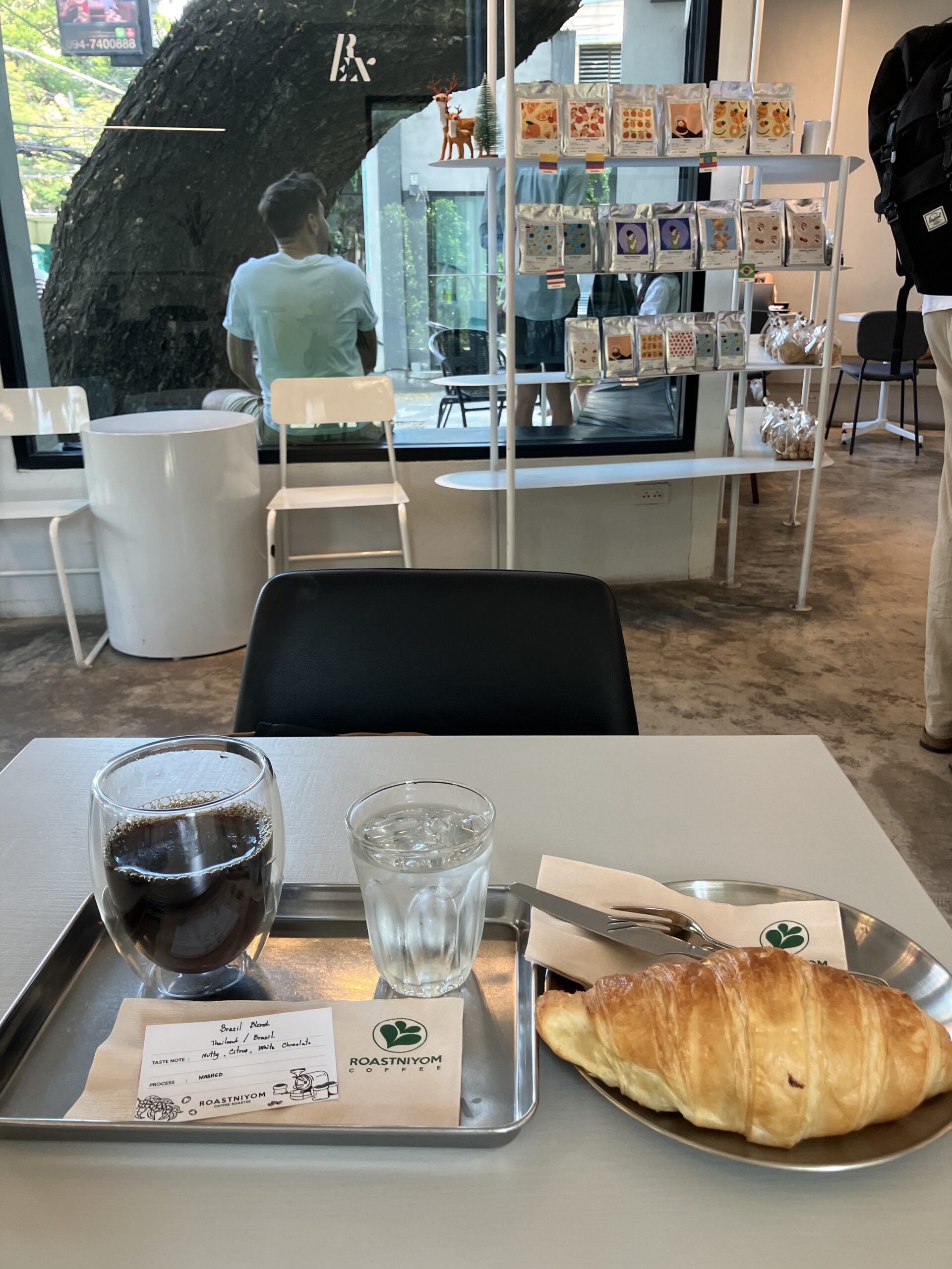 Roastniyom Coffeeのドリップコーヒーのタイ×ブラジルブレンド150THBとバタークロワッサン60THB