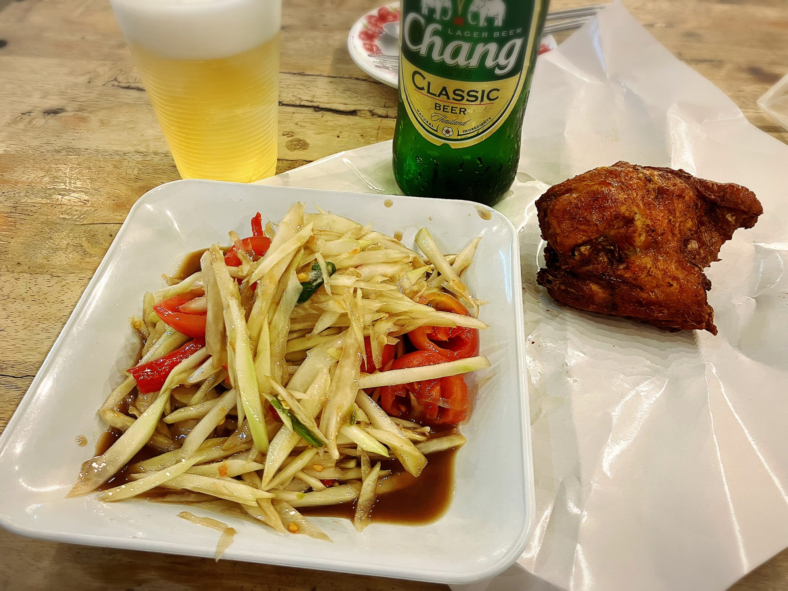 プリチャー市場のソムタム40THBとガイトート40THB