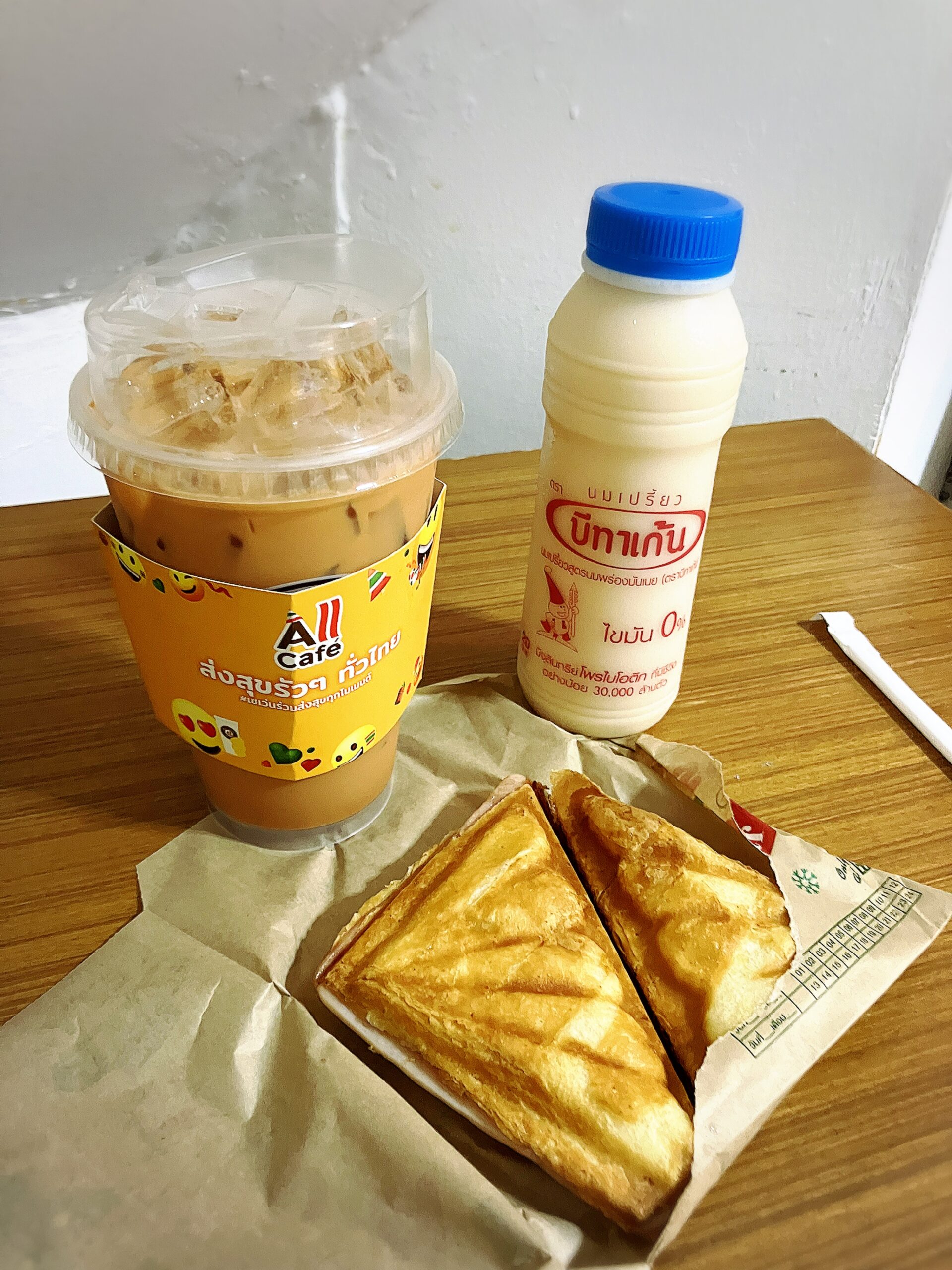 セブンイレブンのアイスタイテイ35THBとベトーゲン20THBとホットサンド32THB