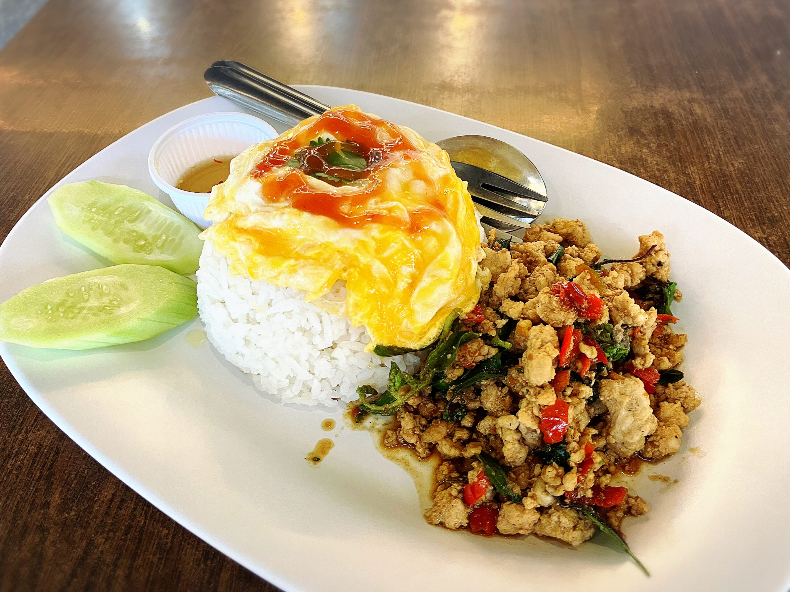 UD TOWN Food Centerにてガパオムーの卵丼85THB