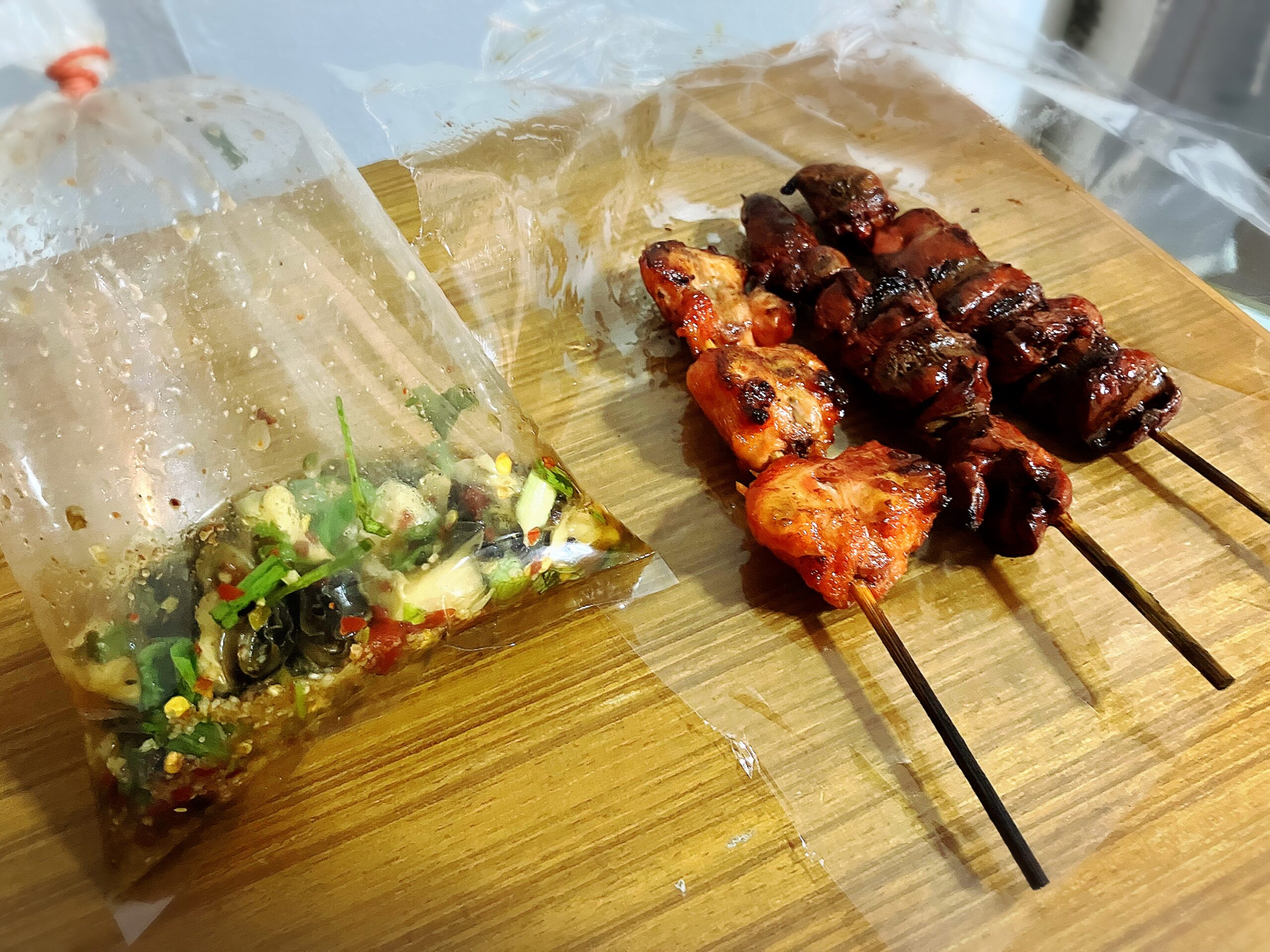 焼き鳥×3本30THBとタニシ20THB