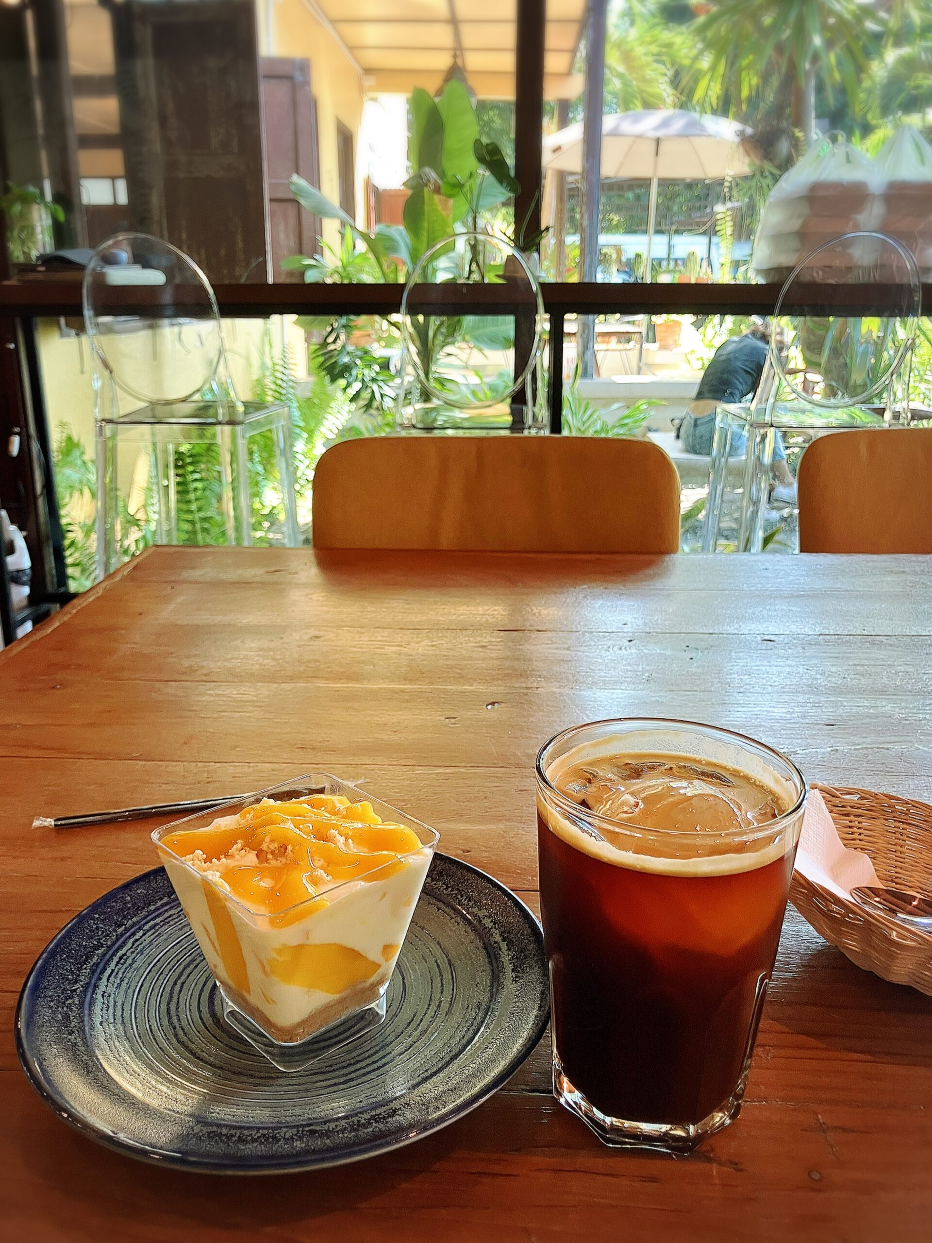 Punn Toh (ปันโต๊ะ)のマンゴーチーズケーキ120THBとアイスアメリカーノ70THB