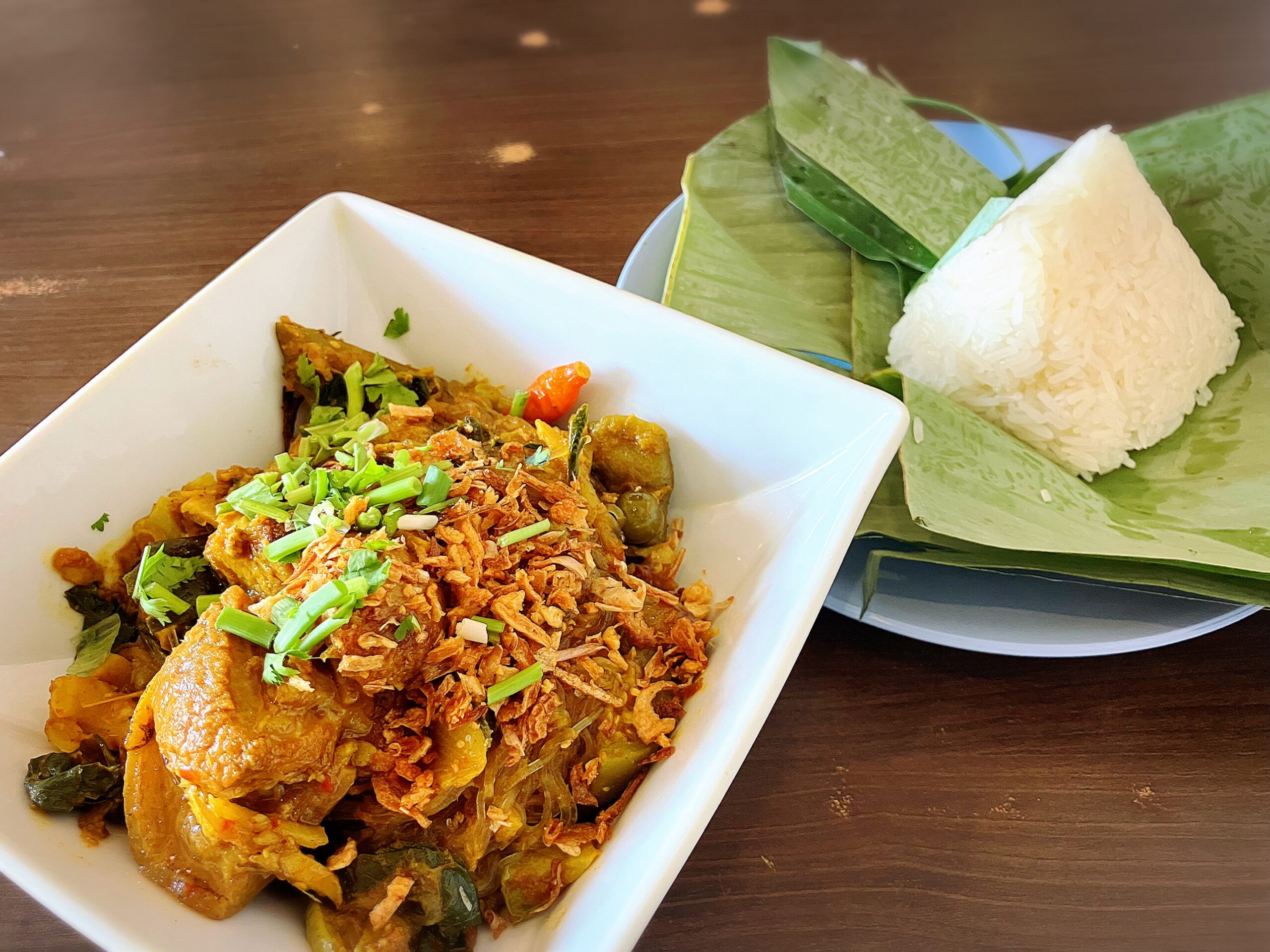 カオソーイ・ラムドゥアン・ファーハームのゲーンホ75THBとカオニャオ35THB