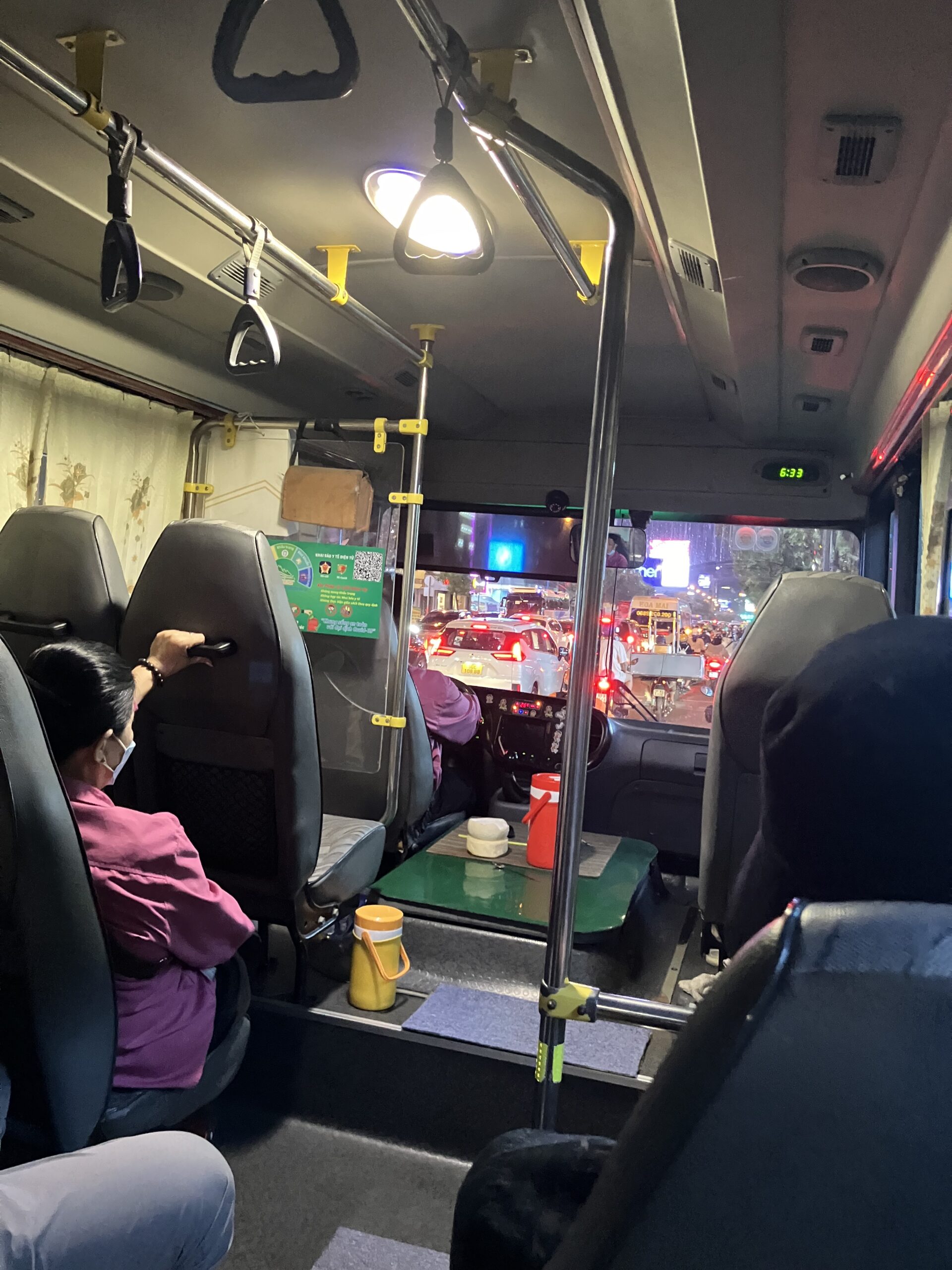 タンソンニャット国際空港からホーチミン(Ho Chi Minh)市内へ152番バス車内