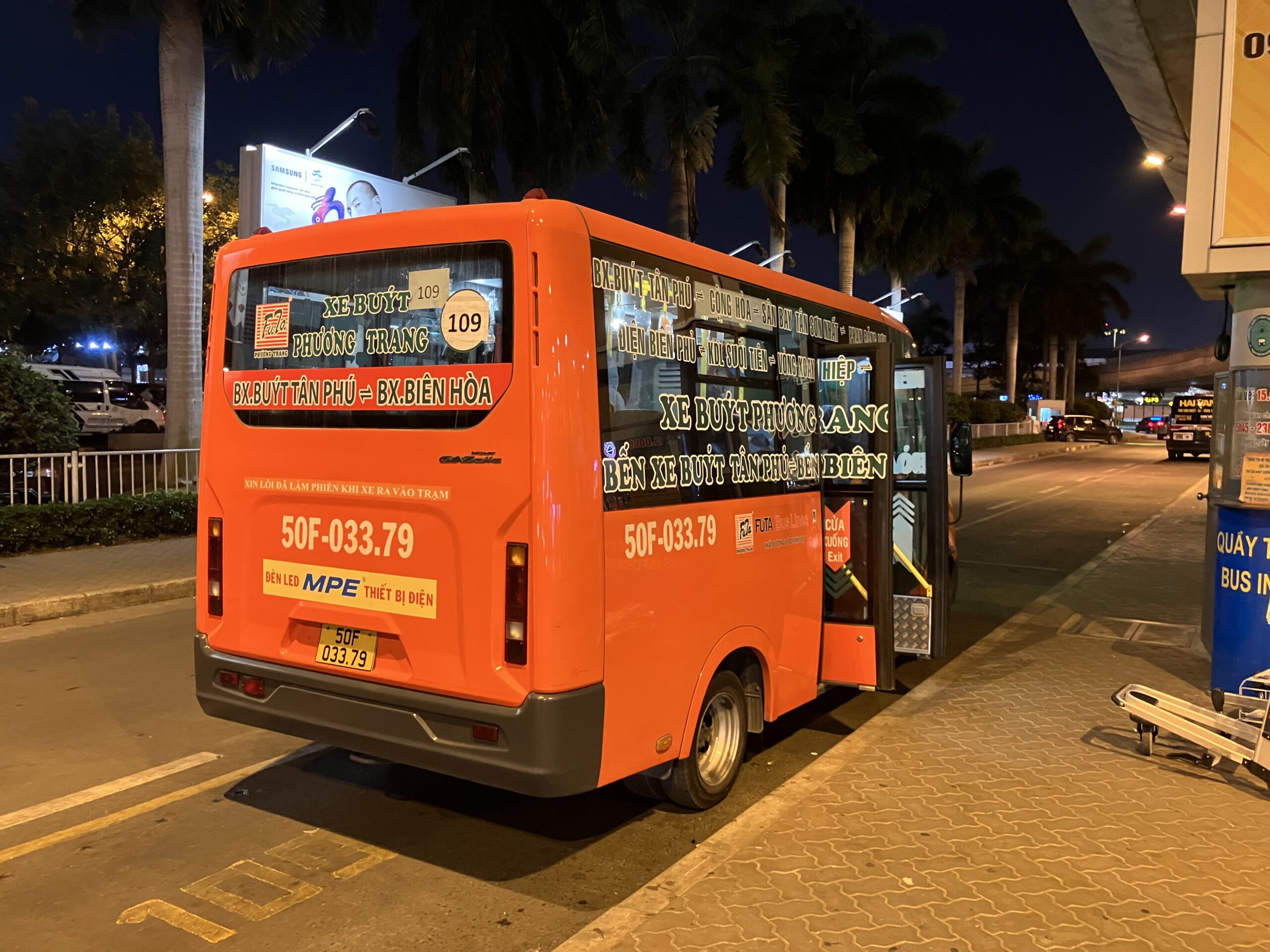 タンソンニャット国際空港行の109番バス