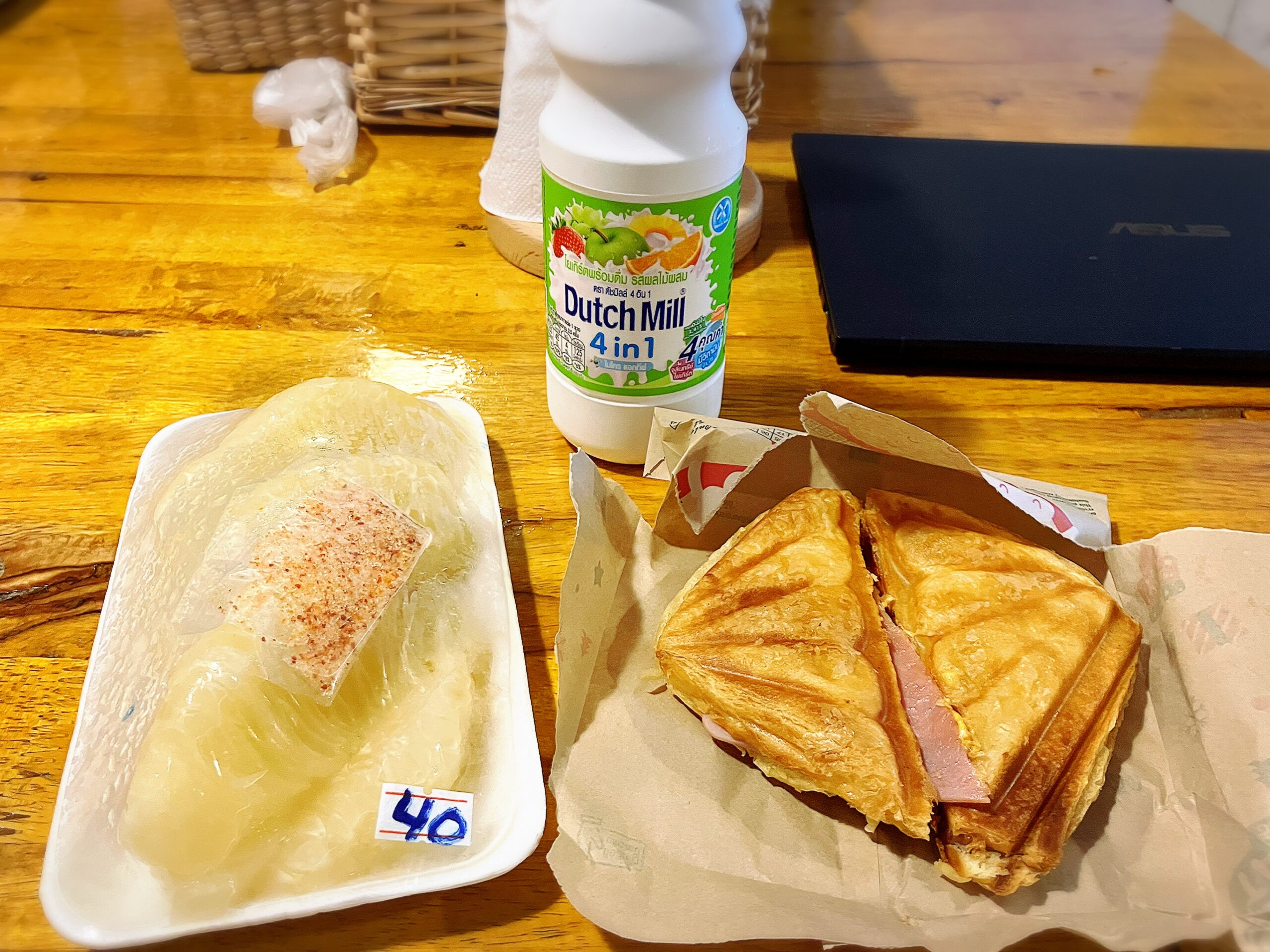 セブンイレブンのホットサンド32THBとdutch mill23THBと、ソムオー40THB