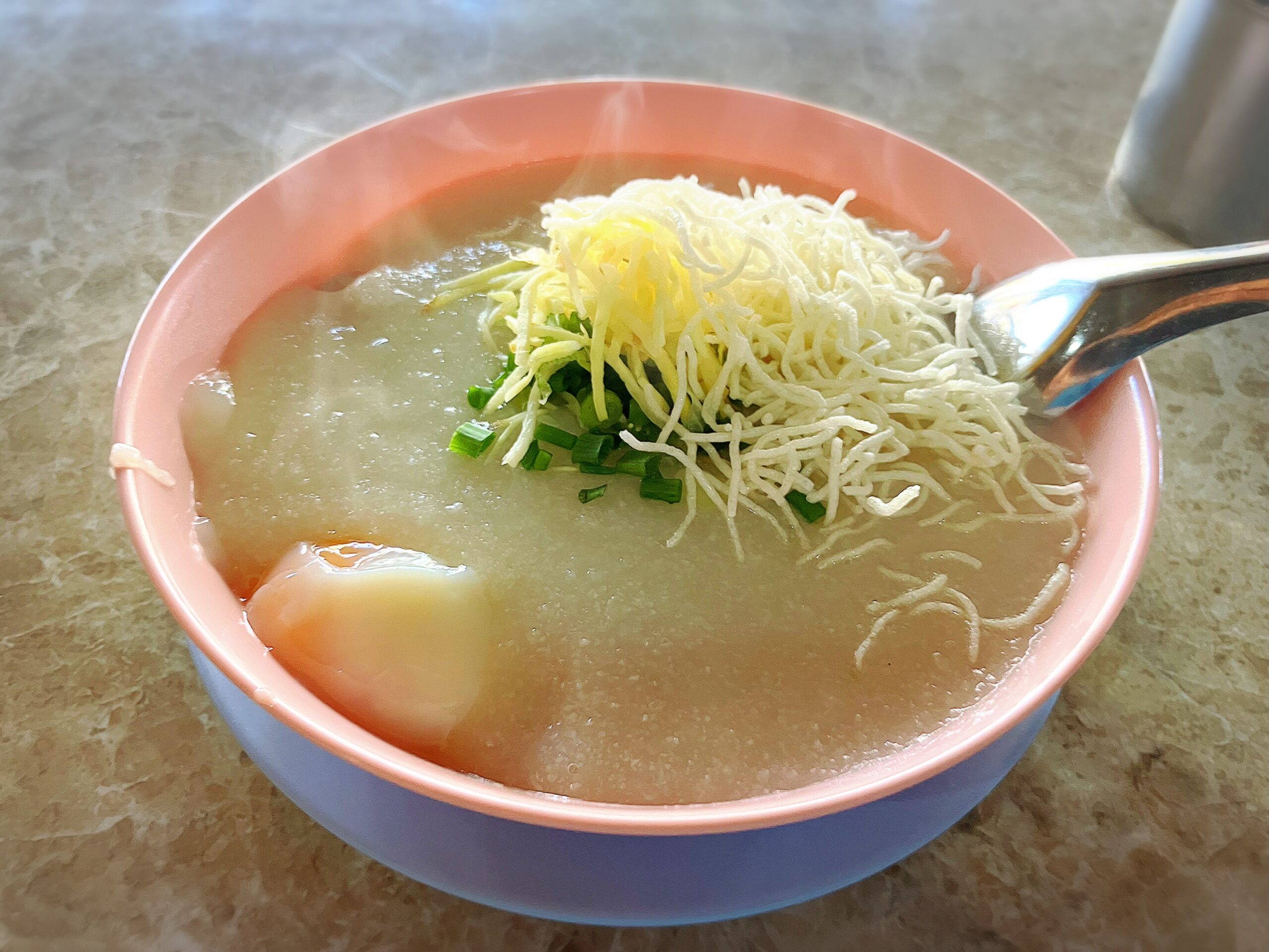 ジョーク ソムペットのジョーク豚内蔵60THBと温泉卵10THB