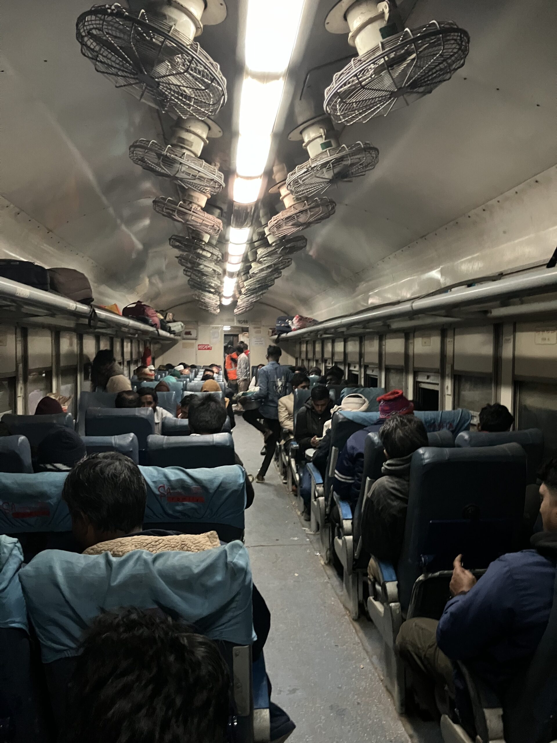 コムラプール(Kamalapur Railway Station)駅への電車