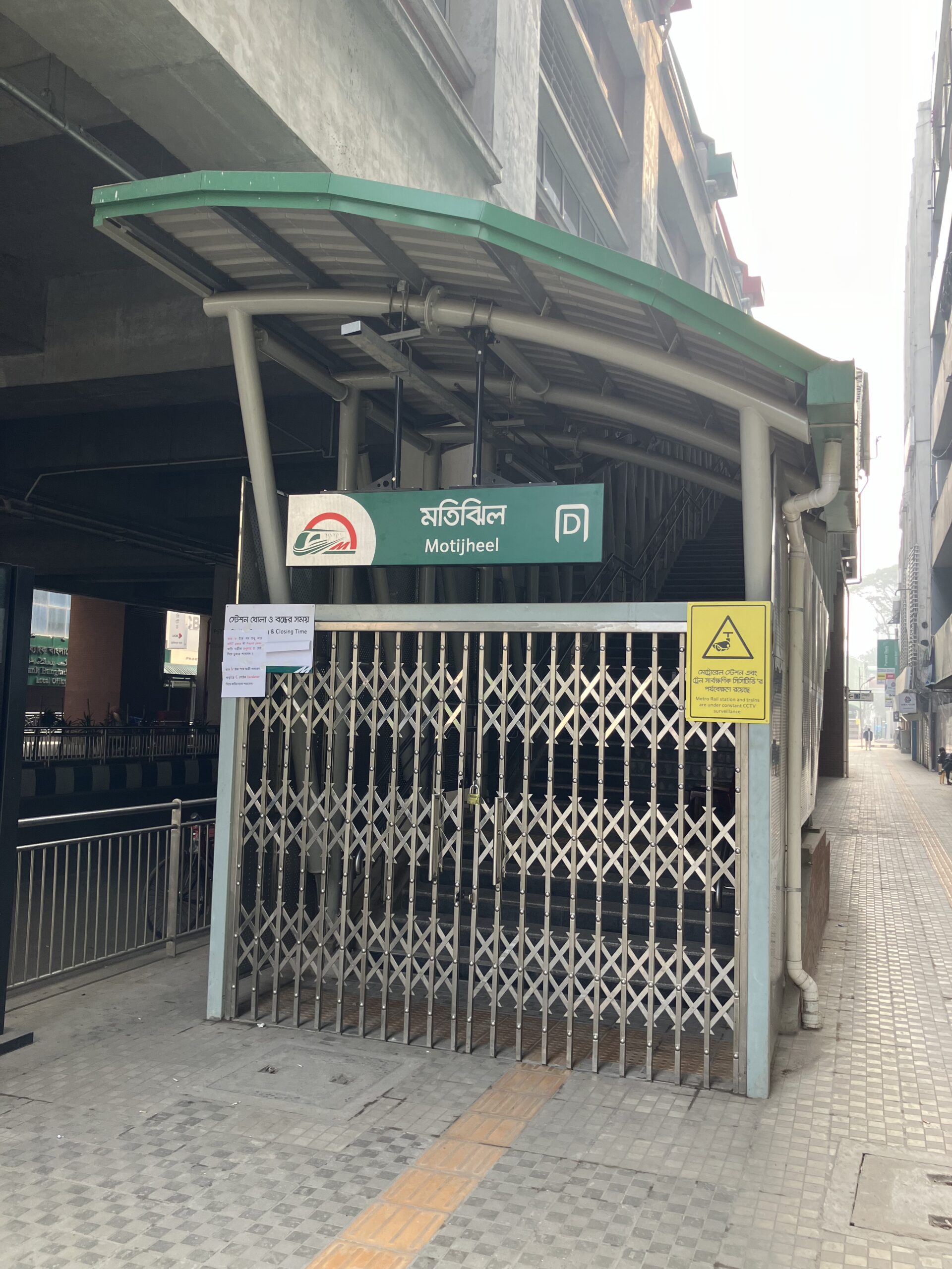 ダッカ(Dhaka)のメトロも止まります