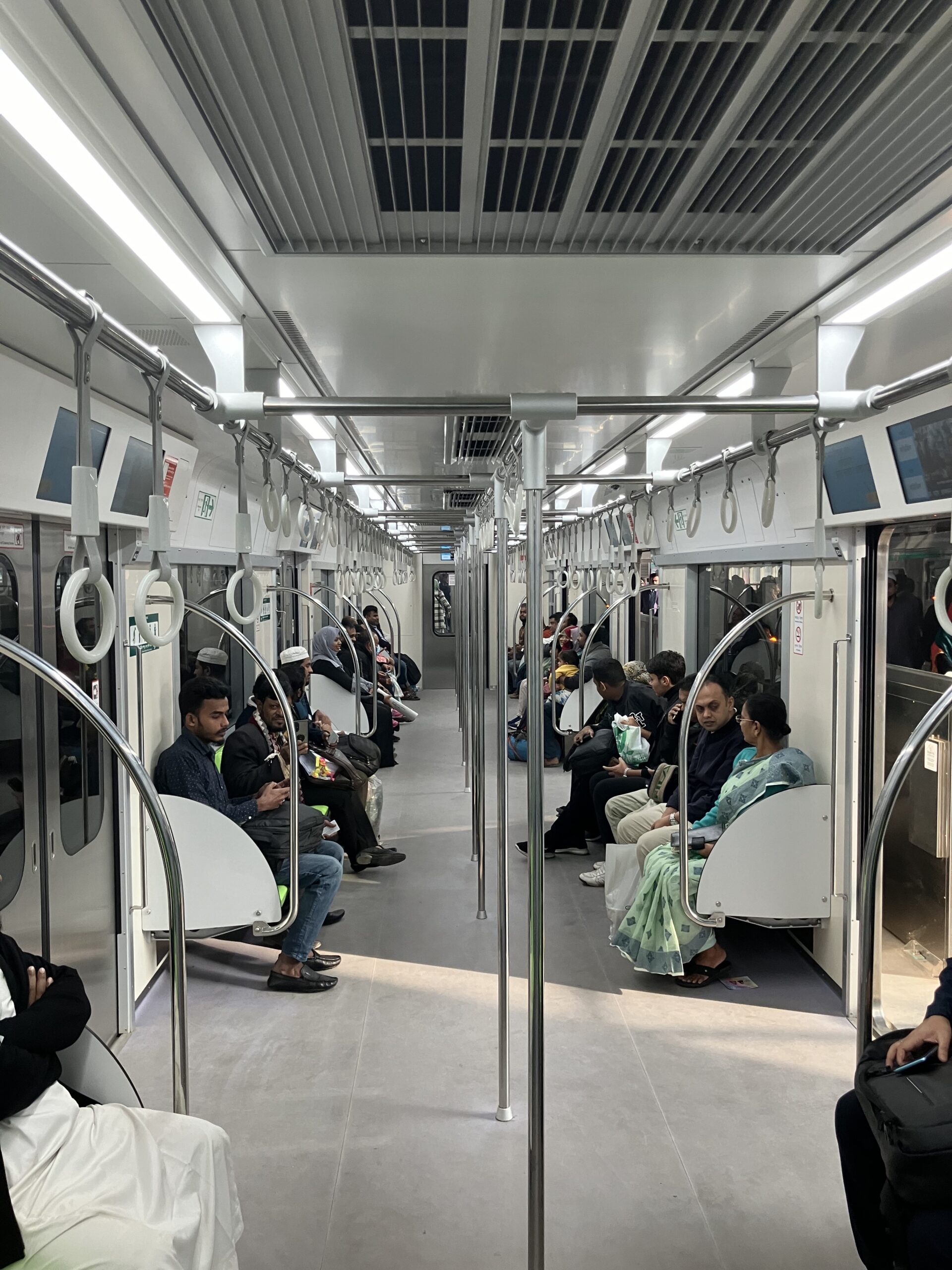 ダッカメトロの車内