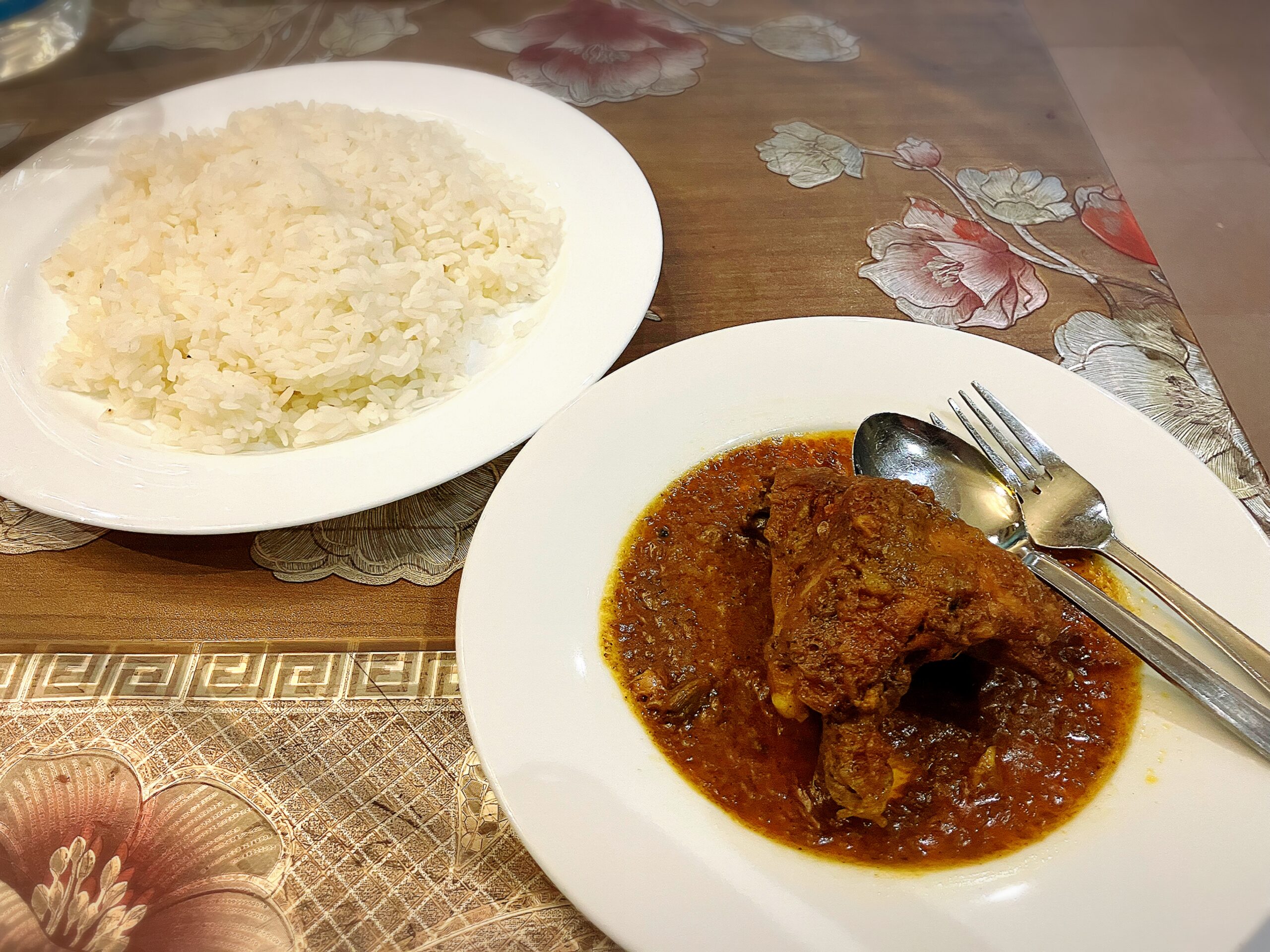 Mukhorochok Restaurantのチキンカレー280BDTとライス80BDT