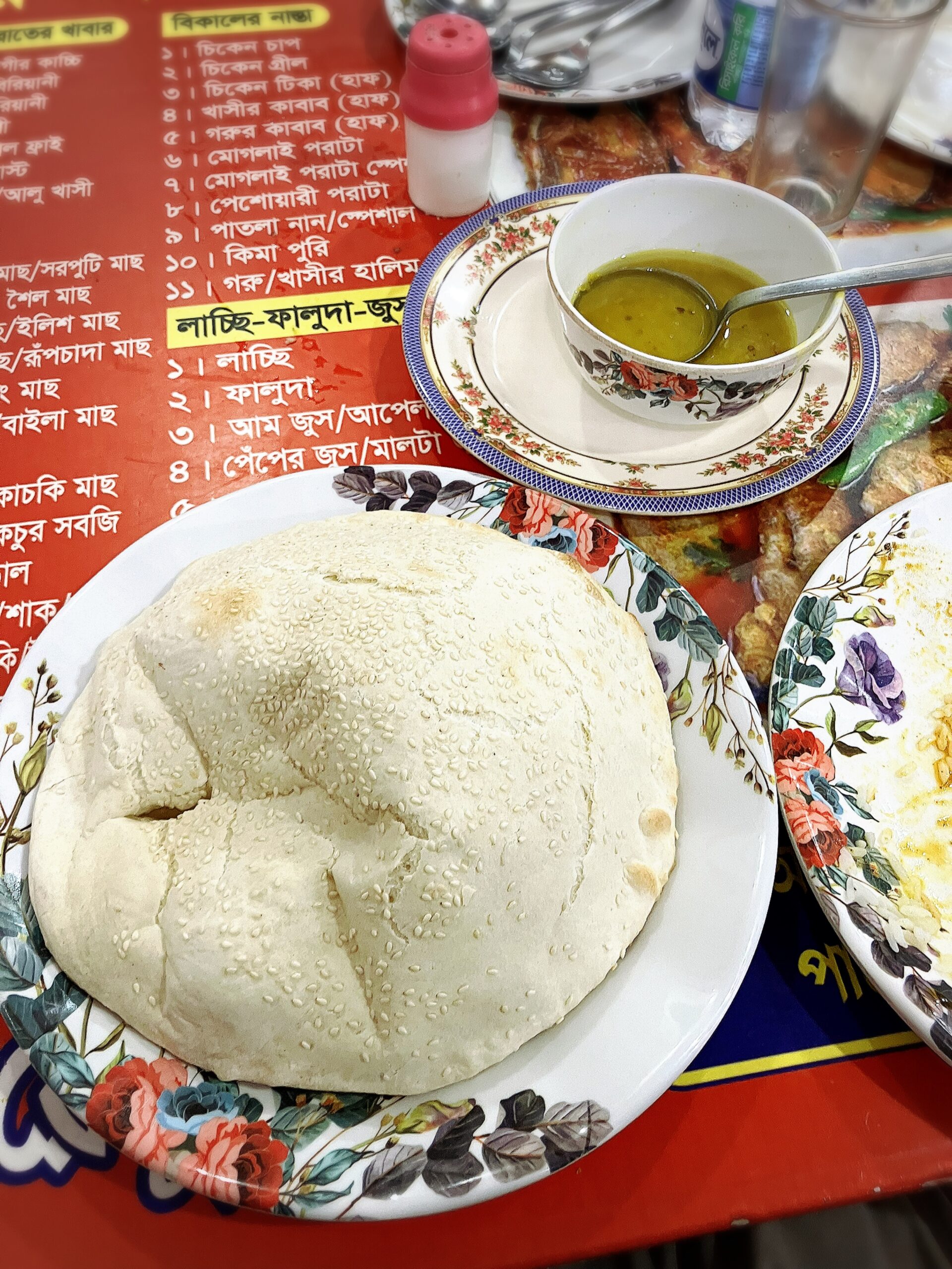 Cafe Sugandha Hotel and Restaurantのダル25BDTとナン30BDT