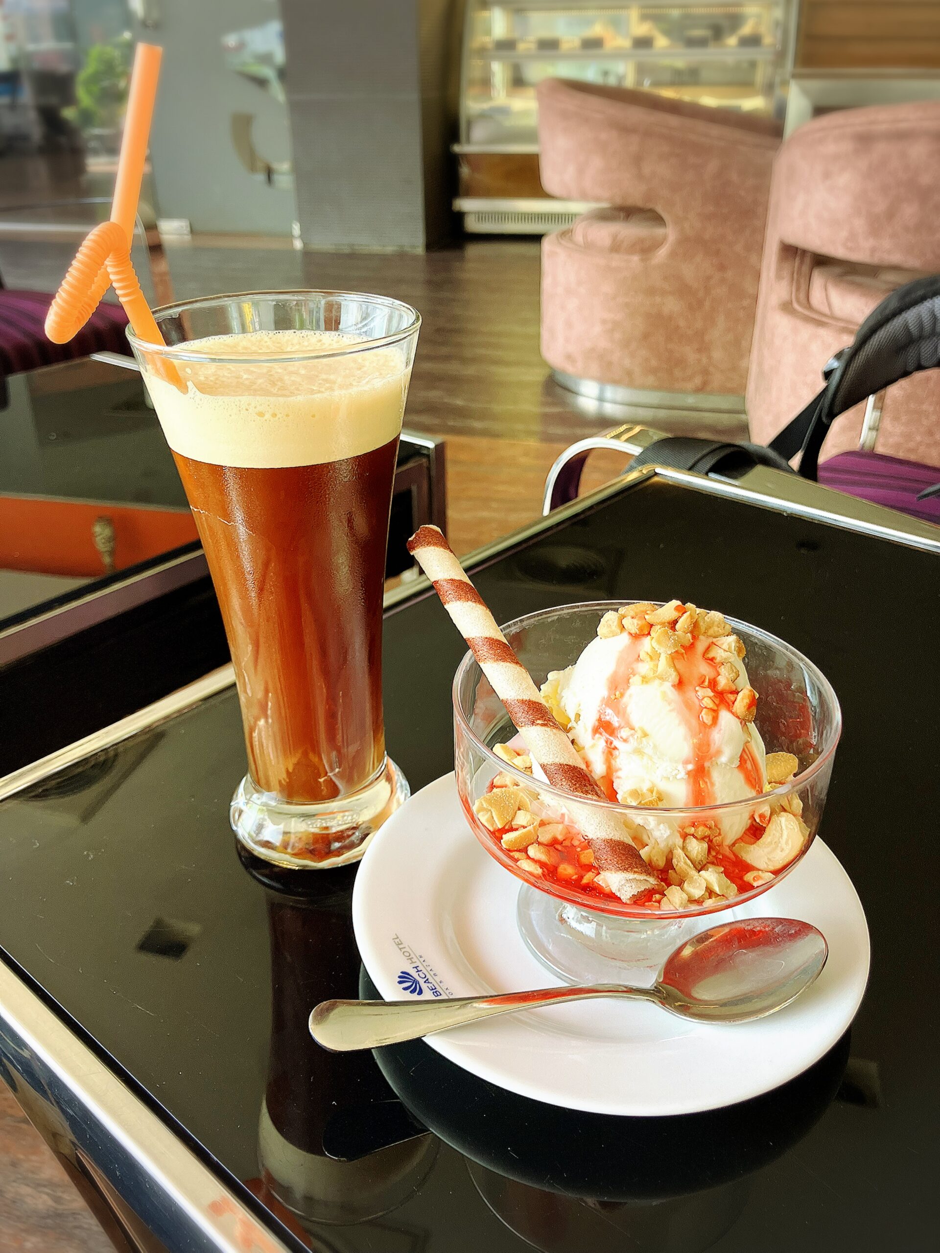 Cafe 14のアイスエスプレッソ240BDTとアイスクリーム100BDT