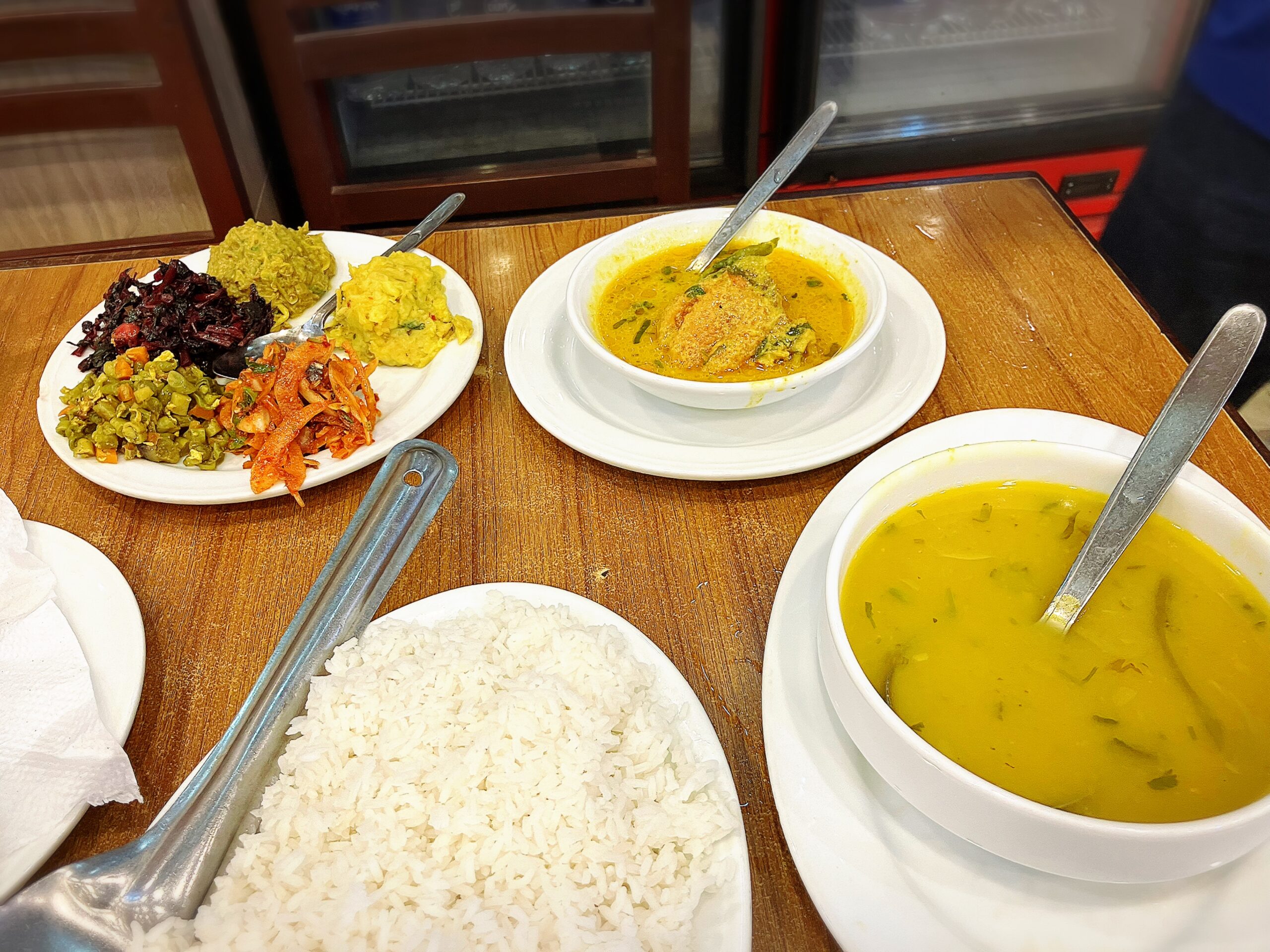 Beach Biram Restaurant & Biryani Houseのフィッシュカレー180BDTとライス40BDTと付け合わせ150BDTとダル20BDT