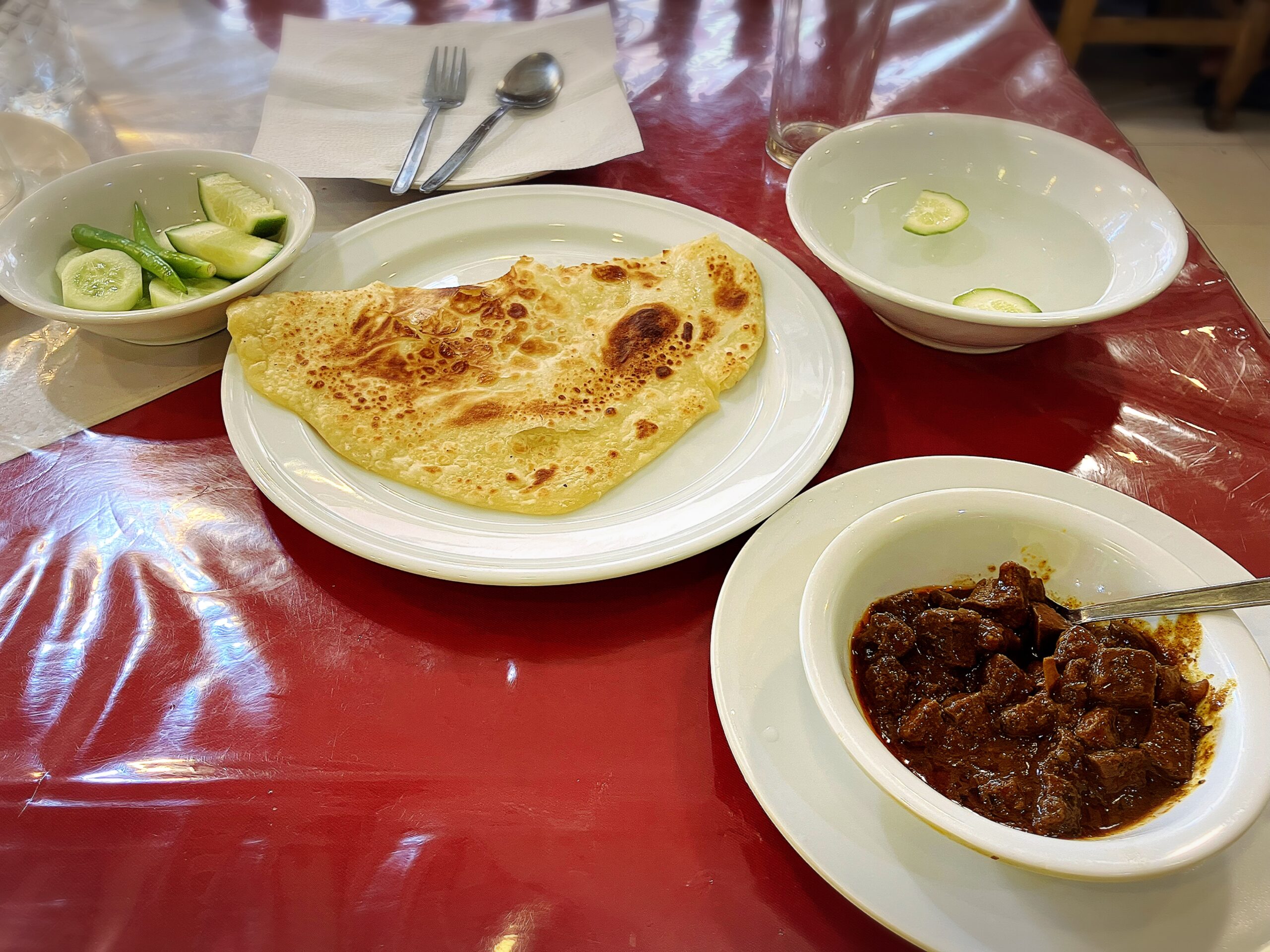 Jhawbagan Restaurant and Biryani Houseの牛レバーカレー(Beef Liver Bhuna)250BDTとパラタ×2枚80BDT