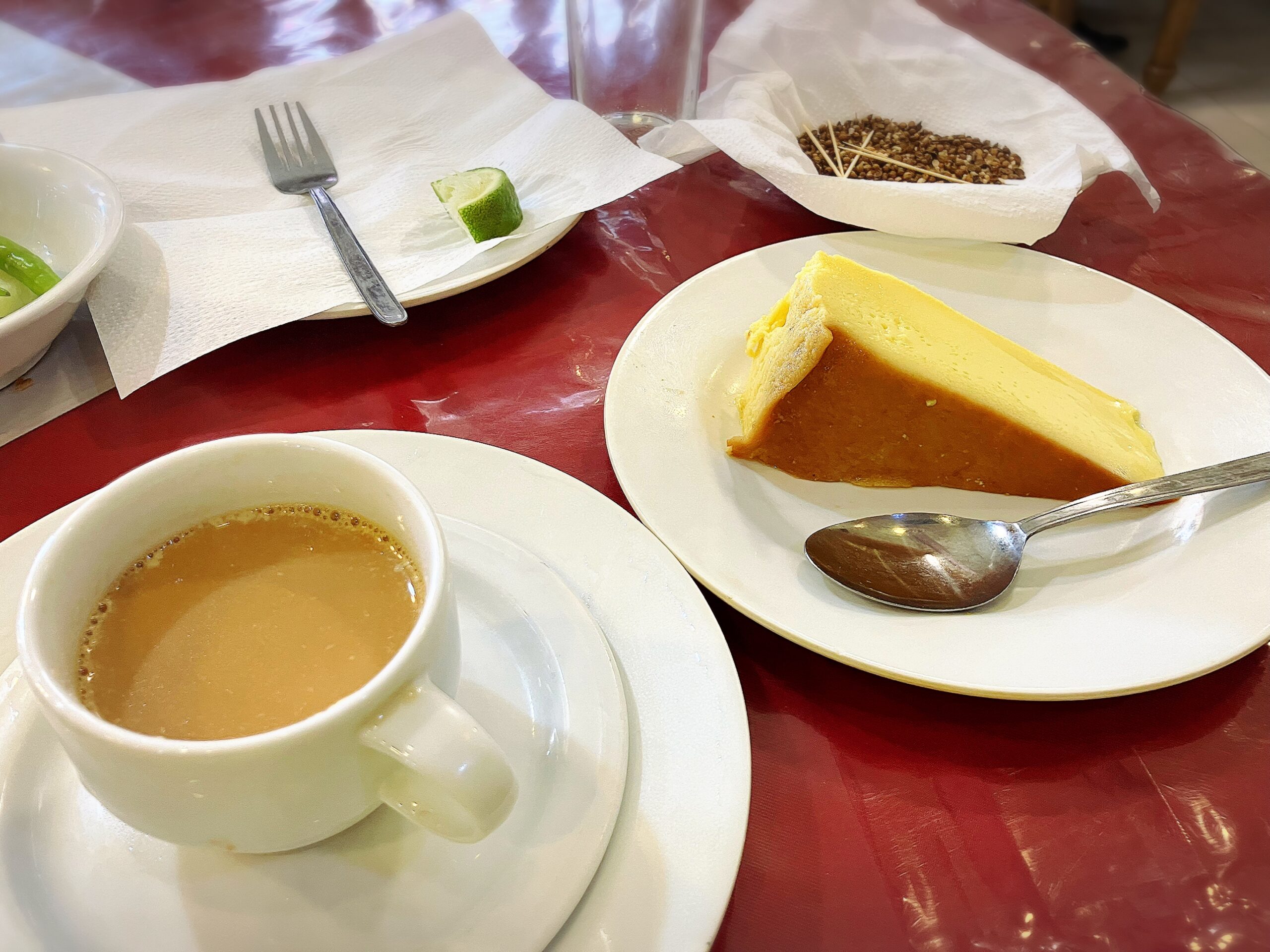 Jhawbagan Restaurant and Biryani Houseのプリン50BDTとミルクティー20BDT