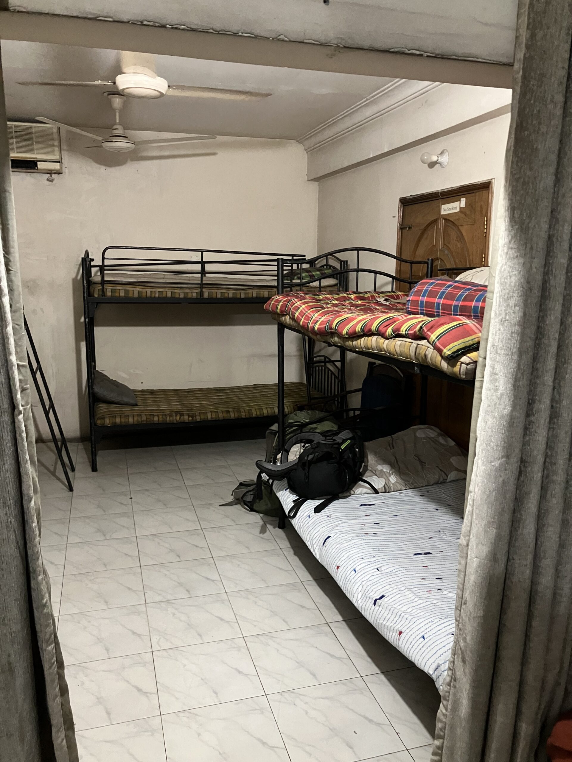 日本人宿あじさいのドミトリー