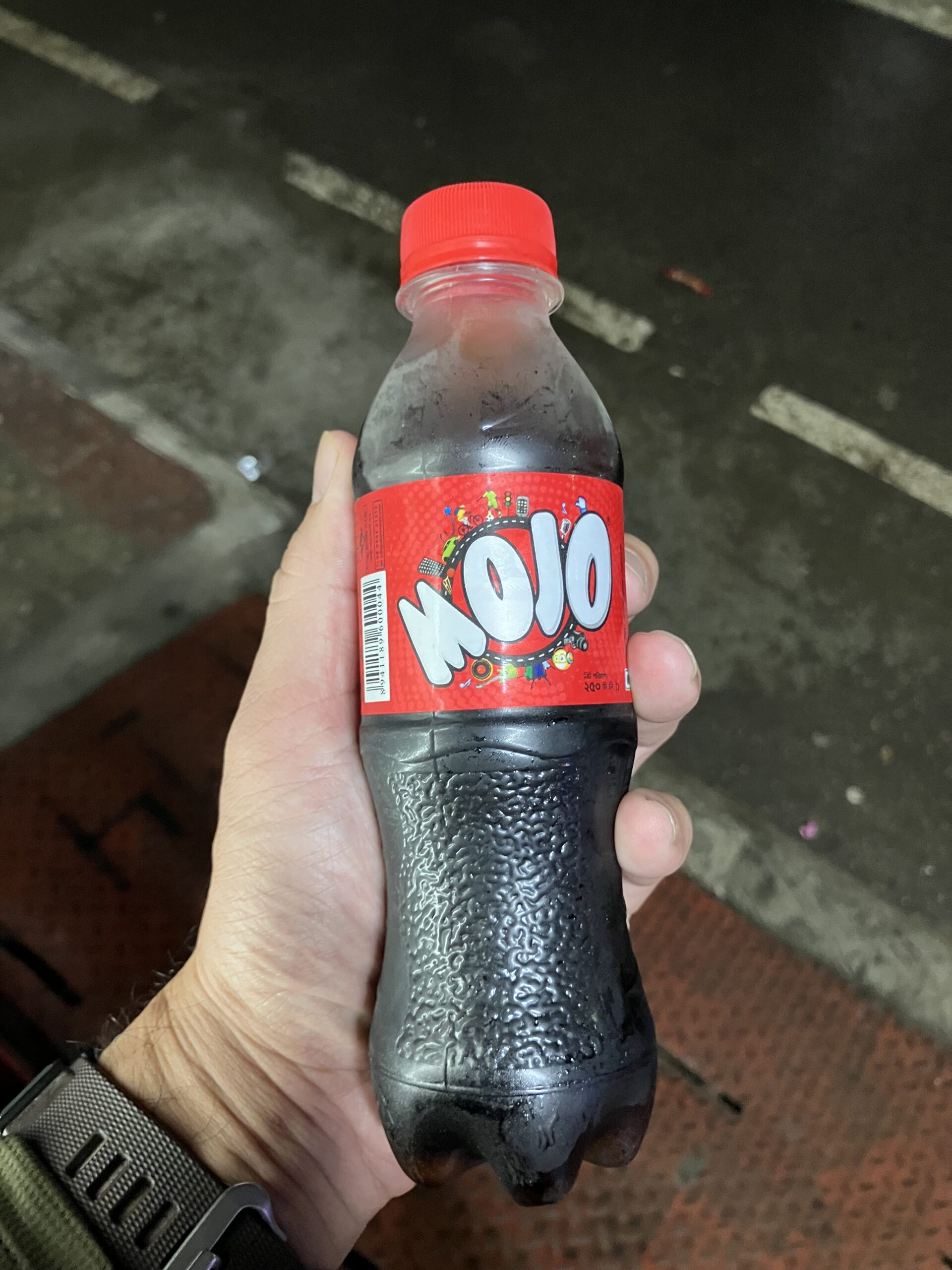 バングラデシュの国産コーラのMOJO20BDT