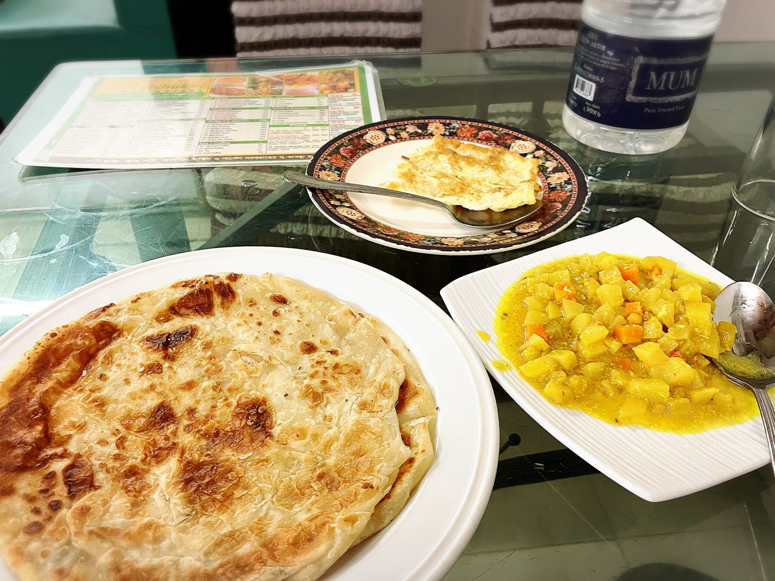 パラタ×2枚20BDTとベジタブルカレー20BDTとオムレツ 25BDT