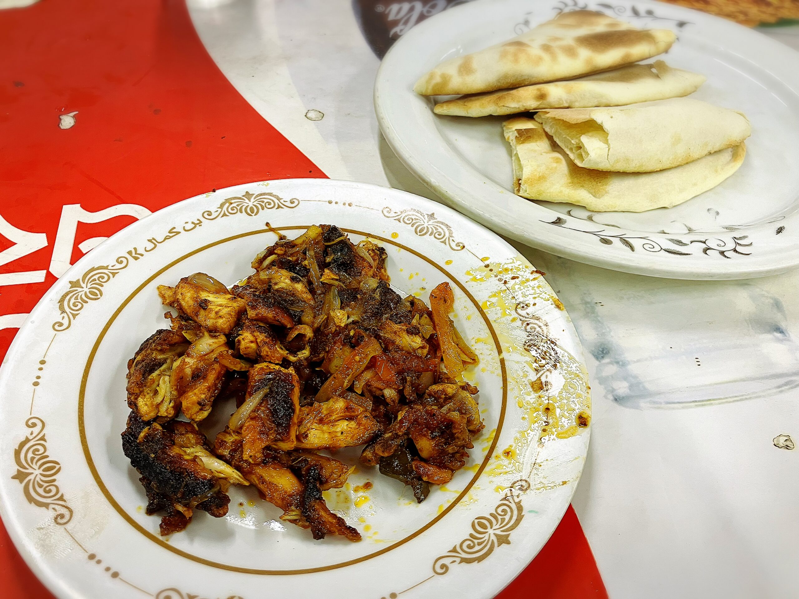 Falguni Restaurantのチキンプレッシャー150BDTとナン20BDT