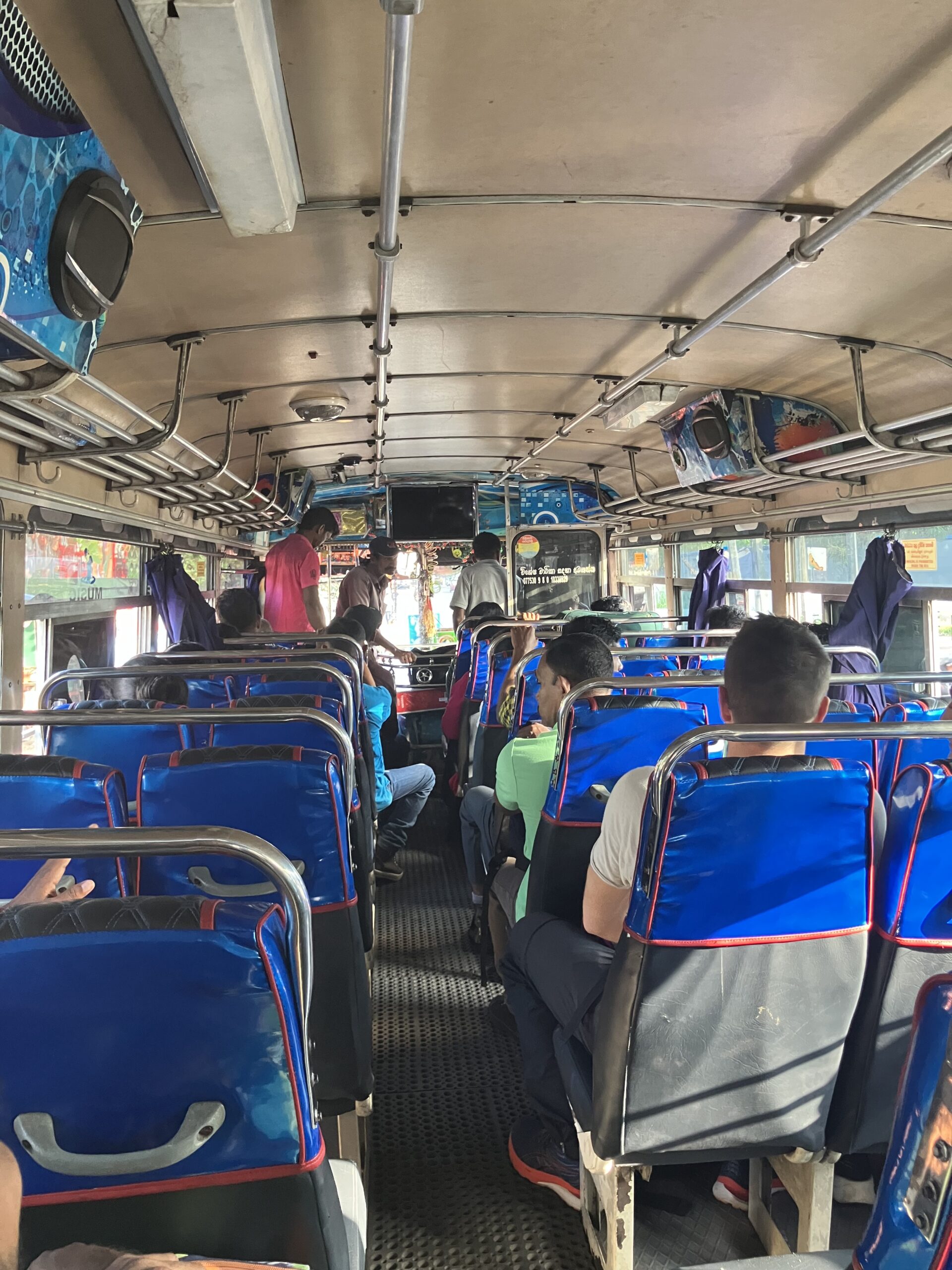 コロンボ行の187番のバス車内