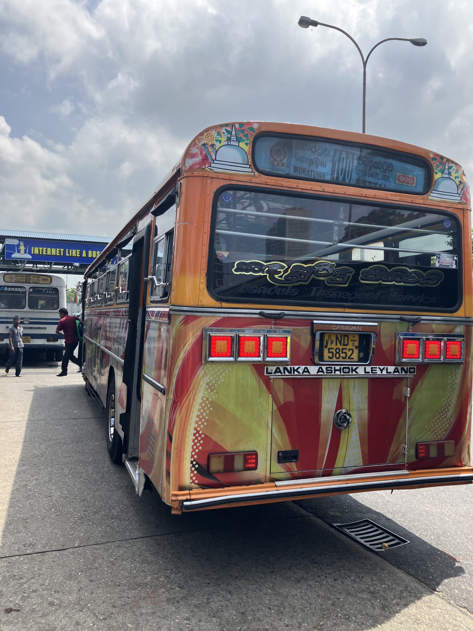 コロンボ(Colombo)のローカルバス100番